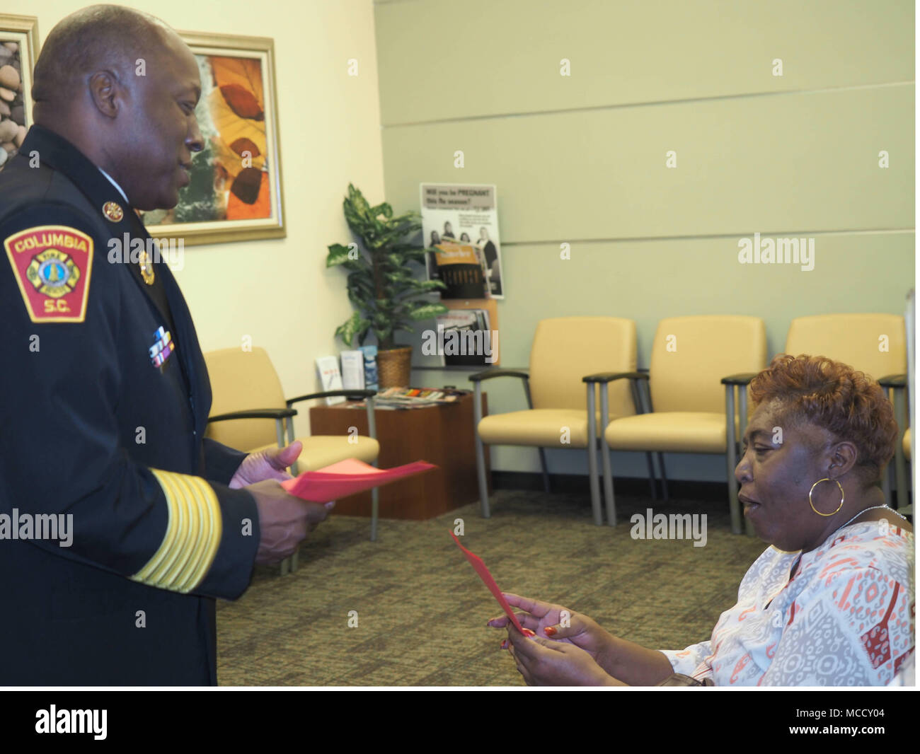 Vétéran de l'armée exprime sa gratitude Fontaine Bobbie 10 févr. 12 dans la Women's Clinic de l'Hm. Jennings Bryan Dorn VA Medical Center de Columbia Fire chef Aubrey Jenkins comme elle reçoit l'un des cartes de la Saint-Valentin faite par les enfants de la région pour les anciens combattants Hommage aux Semaine. Banque D'Images