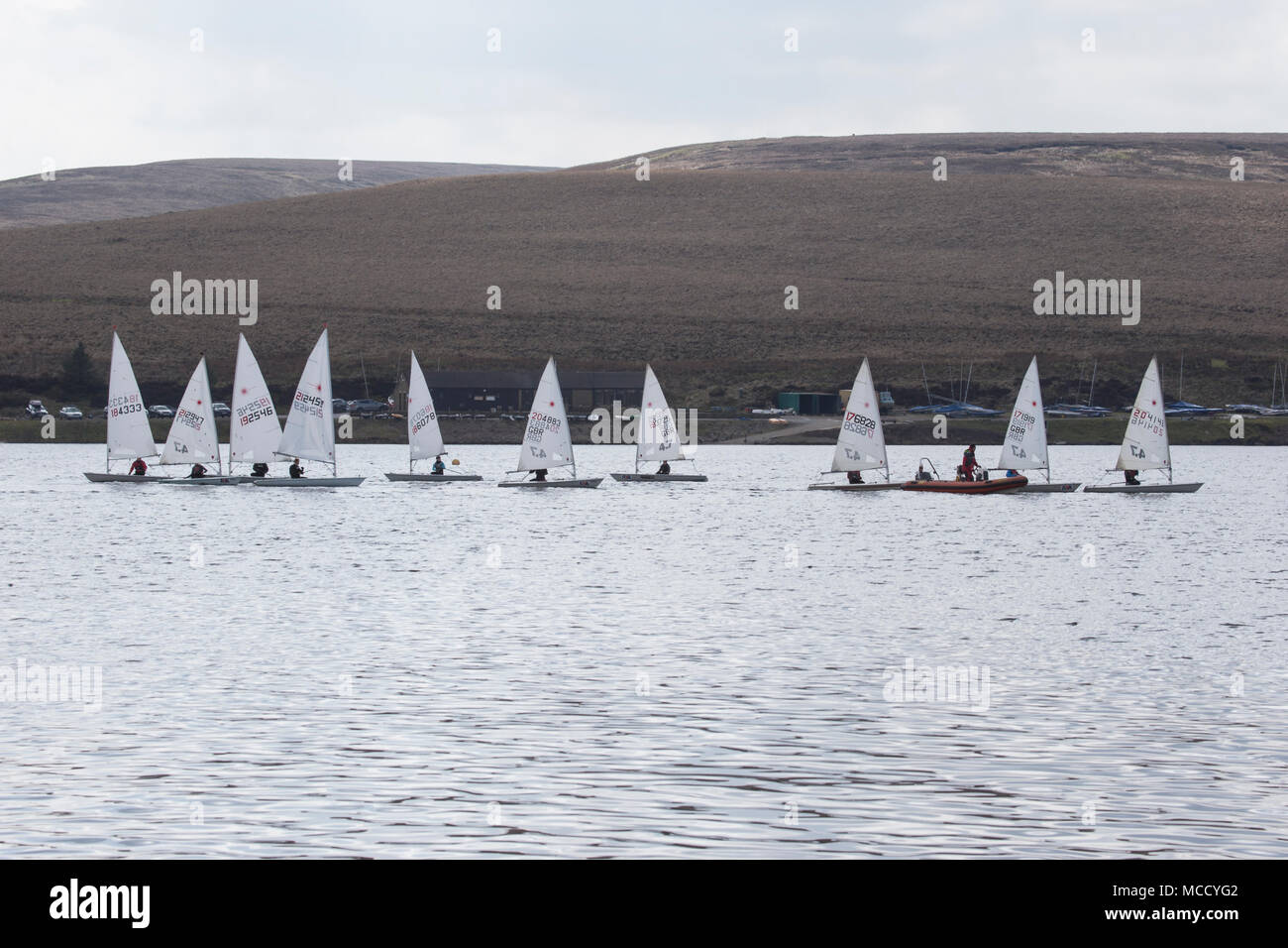 Yachts monté sur un lac intérieur au début d'une course Banque D'Images