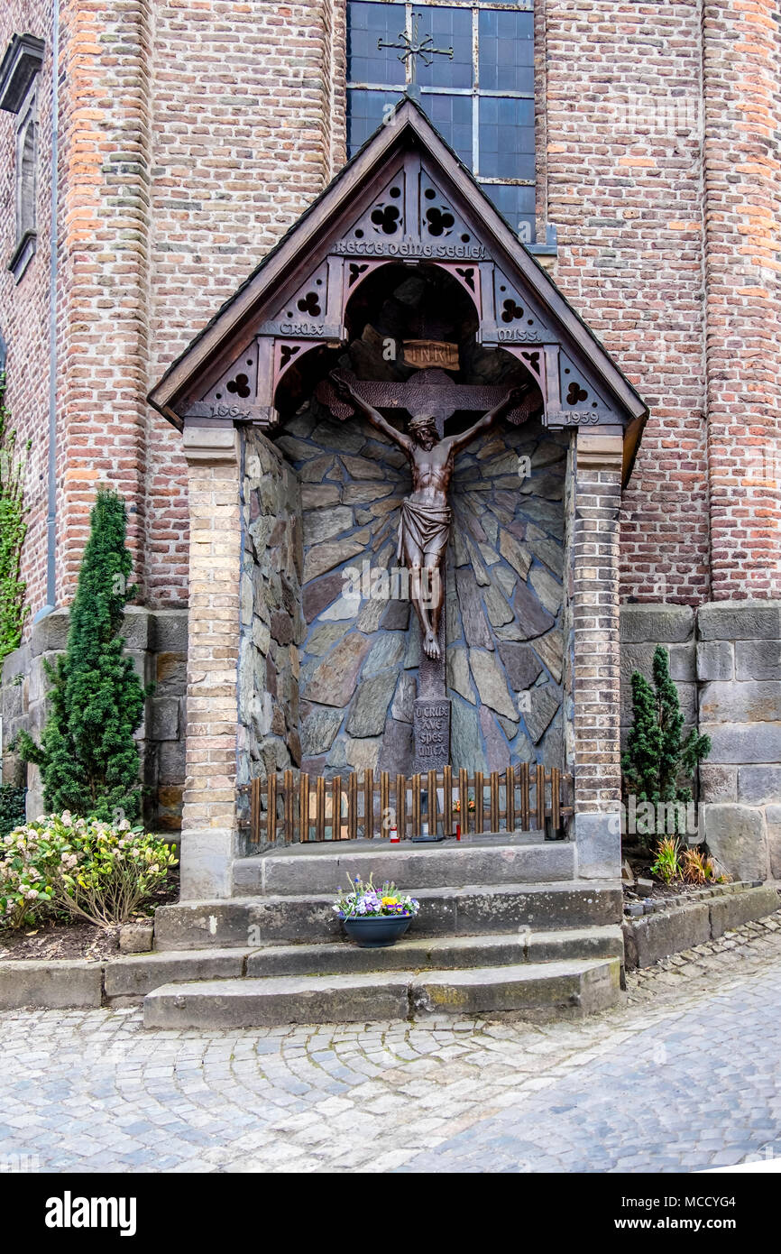 LIEDBERG / ALLEMAGNE - 14 avril 2018 : Sculpture en face de l'église. Banque D'Images