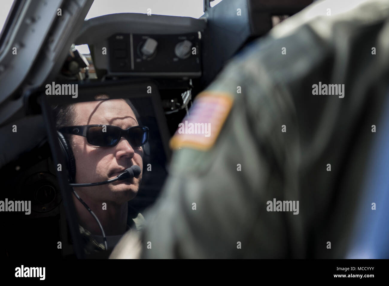 Le capitaine de l'US Air Force Nate Yarolimek, 105e Airlift Wing, New York Air National Guard, navigue un C-17 Globemaster au cours d'un exercice d'évacuation aéromédicale à PATRIOT Sud, Gulfport, Mississippi, le 13 février 2018. PATRIOT est un exercice d'entraînement aux opérations domestiques parrainé par la Garde nationale qui vise à accroître la compréhension de la coordination, politiques et procédures nécessaires à la réalisation d'une réponse nationale interinstitutions. (U.S. Photo de la Garde nationale aérienne par le sergent. Michelle Y. Alvarez-Rea) Banque D'Images