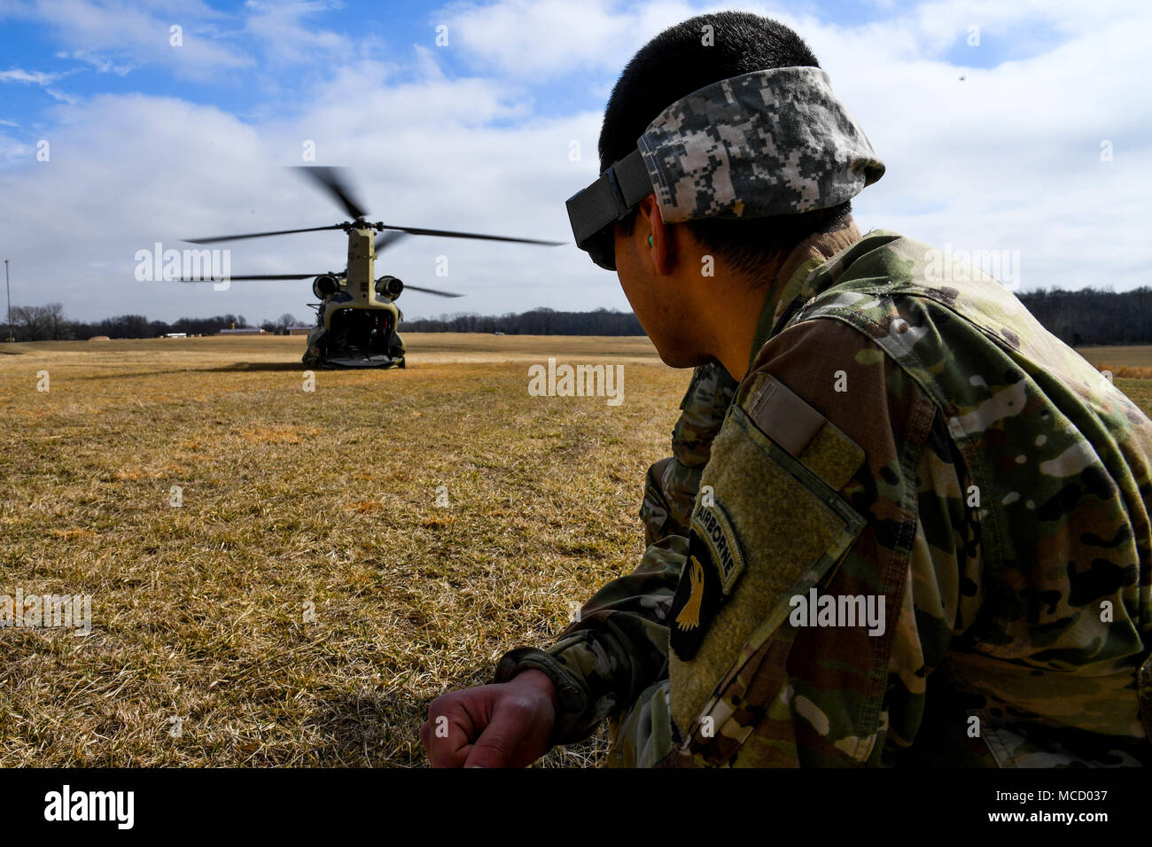 Soldats du 101e Brigade d'aviation de combat, 101st Airborne Division (Air Assault) charger l'équipement dans un hélicoptère CH-47 Chinook en préparation pour passer leur centre des opérations tactiques (COT) vers un nouvel emplacement, un combattant pendant deux semaines de l'exercice de commandement et de contrôle, 13 février 2017 à Ft. Campbell, Ky. (U.S. Photo prise par le sergent de l'armée. Marcus Floyd, 101e Brigade d'aviation de combat) Banque D'Images