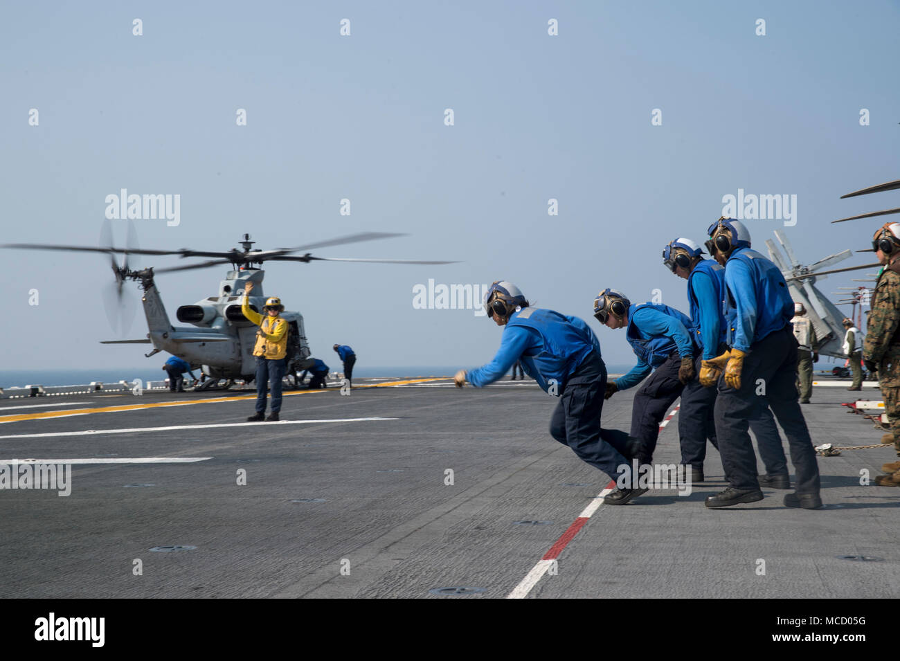 180210-N-DC385-372 GOLFE DE THAÏLANDE (fév. 10, 2018) courent pour enlever les chaînes d'un hélicoptère Huey UH-1Y affecté à l 'Gunfighters' de l'hélicoptère d'attaque léger Marine HMLA) 369 Escadron (sur le poste de pilotage de l'assaut amphibie USS Bonhomme Richard (DG 6) avant son débarquement en préparation pour 2018 Gold Cobra (CG18). Gold Cobra, un thaï-AMÉRICAIN co-parrainé l'exercice dans sa 37ème itération, est conçu pour promouvoir la sécurité régionale et assurer des réponses efficaces aux crises régionales en réunissant une solide force multinationale en vue d'atteindre des objectifs communs de sécurité et s'engager Banque D'Images