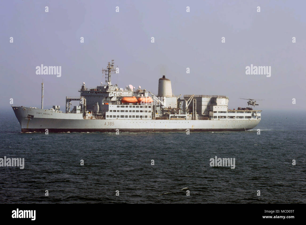 180208-N-VT388-1036 GOLFE Arabo-persique (fév. 8, 2018) Un MH-60S Sea Hawk ramasse la cargaison de l'United Kingdom's Royal Fleet Auxiliary (RFA) Fort Rosalie (A385) à délivrer au croiseur lance-missiles USS Bunker Hill (CG 52) lors d'un ravitaillement vertical. Bunker Hill est déployé avec le groupe aéronaval du Theodore Roosevelt à la 5e flotte américaine zone d'opérations à l'appui d'opérations de sécurité maritime pour rassurer les alliés et les partenaires et de préserver la liberté de navigation et la libre circulation du commerce dans la région. (U.S. Photo par marine Spécialiste de la communication de masse 1re classe R Banque D'Images