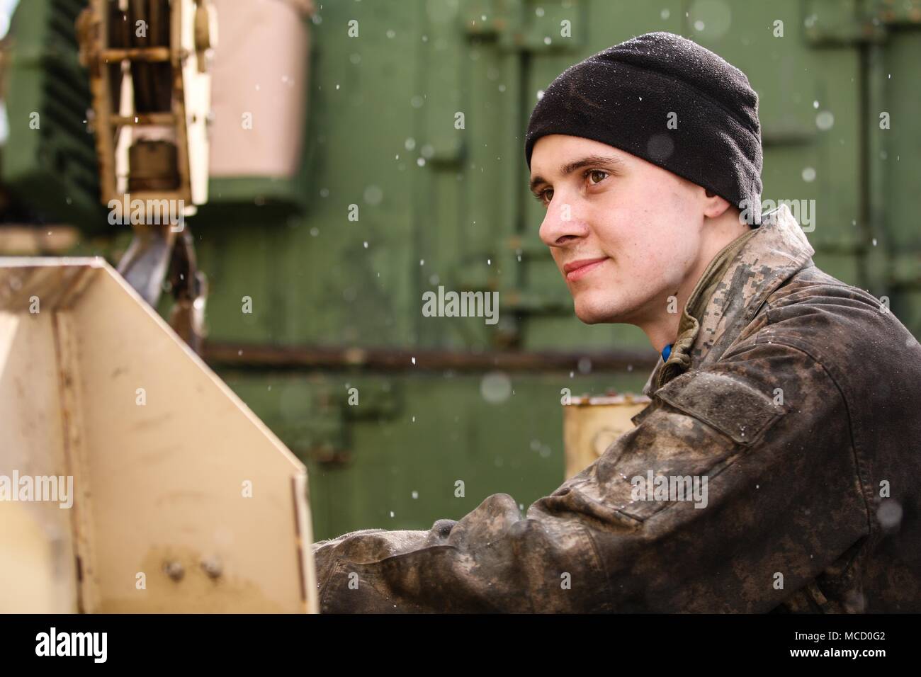 La FPC. Michael Korol, un natif d'Atlanta, en Géorgie et un mécanicien de véhicules à roues avec le 82e bataillon du génie de la Brigade Blindée, 2e Brigade Combat Team, 1re Division d'infanterie, reflète après une réparation sur le terrain dans le système Zagan, Pologne le 13 février 2018, lors d'un déploiement à l'appui de la résolution de l'Atlantique. Le déploiement de Karol est une démonstration de l'engagement de l'armée des États-Unis à la sécurité collective de l'Europe à travers le déploiement de forces américaines en rotation en coopération avec ally et les pays partenaires. (U.S. Photo de l'armée par la CPS. Hubert D. Delany III / 22e Détachement des affaires publiques Mobiles Banque D'Images