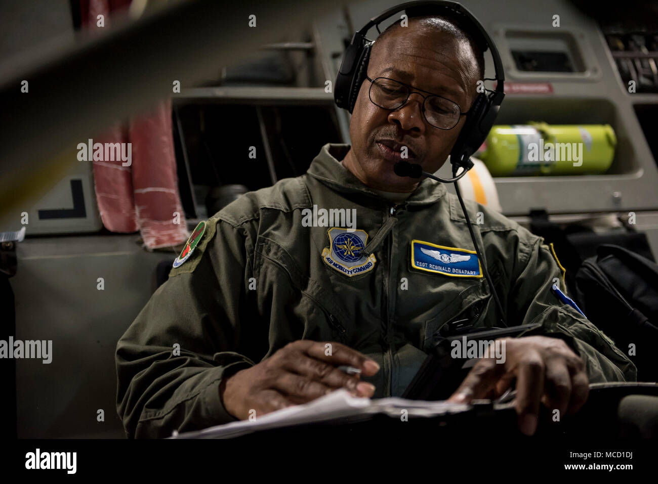 U.S. Air Force Tech. Le Sgt. Reginald Bonapart, 156e Escadron d'évacuation aéromédicale, complète le traitement des enregistrements au cours d'une évacuation aéromédicale (AE) d'entraînement sur un C-17 Globemaster au cours du Sud, 2018 PATRIOT Gulfport, Mississippi, le 14 février 2018. L'AE a pour mission de fournir en temps critique, essentiels à la mission en route pour les soins aux patients, les soins médicaux, surtout pendant les situations de déploiement ou diaster. (U.S. Photo de la Garde nationale aérienne par le sergent. Michelle Y. Alvarez-Rea) Banque D'Images