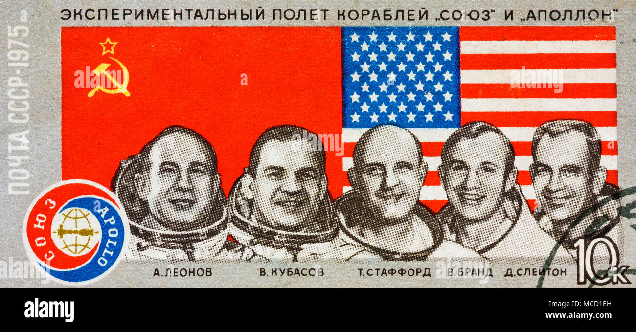 Minsk, Belarus - 2 janvier 2014 : Image de timbres en l'Union soviétique. Thème de vol expérimental des navires 'Union' et 'Apollo', vers Banque D'Images