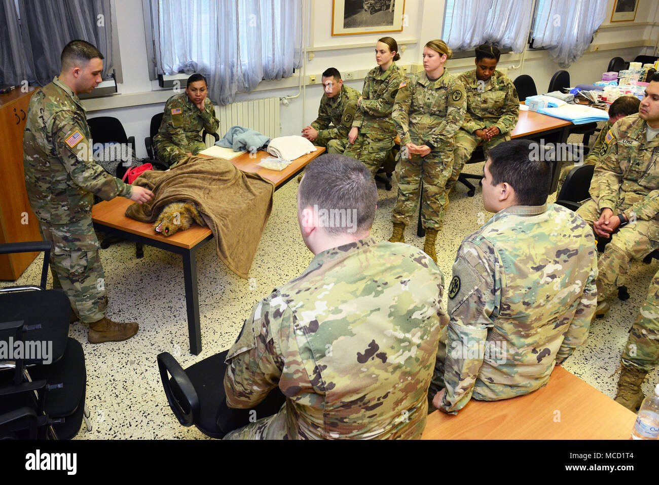 Le sergent de l'armée américaine Manuel Ivan Cervantes, des animaux sous-officier, USARMY PH MEDCOM-E , démontrer comment la prévention de l'hypothermie lors de la formation de l'activité de la santé publique Italie Animal Care spécialistes à Caserma Pluton, Longare, Vicenza, 12 février 2018. Une fois l'animal est intubé leur coeur et le rythme respiratoire, le taux d'oxygénation du sang et le niveau de dioxyde de carbone sont surveillés pour s'assurer qu'elles ne sont pas trop sous sédation excessive pendant la chirurgie. (U.S. Photo de l'armée par Paolo Bovo) Banque D'Images