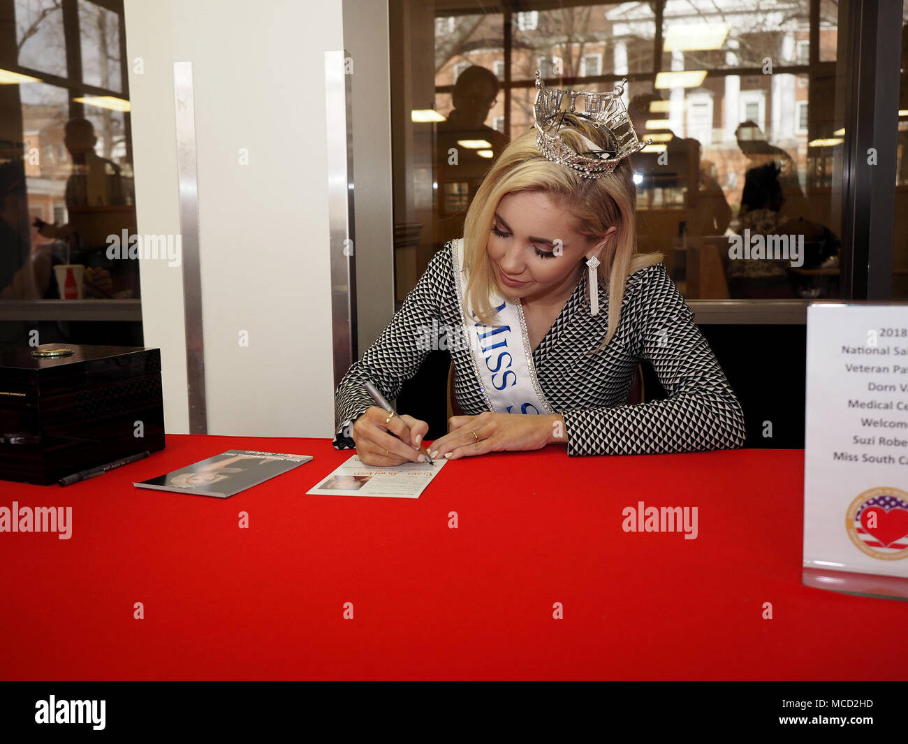 Suzi Roberts, Miss Caroline du Sud en 2017, est en main de signer des autographes, se serrer la main et prendre des photos avec les anciens combattants et le personnel le 15 février à la Wm. Jennings Bryan Dorn VA Medical Center. Roberts était présent pour aider à reconnaître les patients hospitalisés ou non pendant la Semaine nationale de patients anciens combattants. Banque D'Images