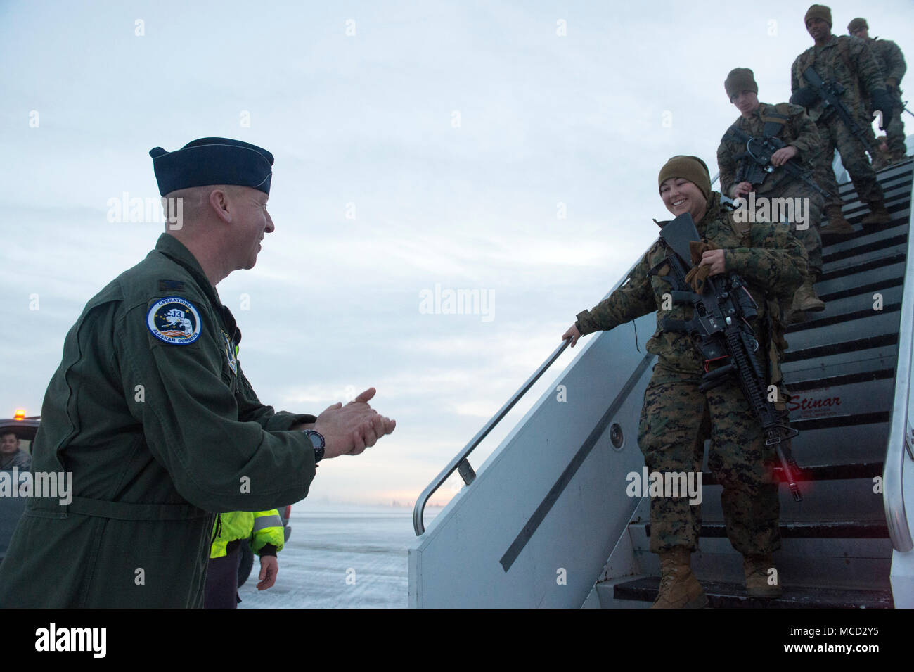 Air Force Le Colonel Mark Schmidt, directeur des opérations pour la commande de l'Alaska, accueille des Marines américains en visite avec le rez-de-Force-Arctic Marine-Air Tâche Edge 18 lorsqu'ils arrivent aux Joint Base Elmendorf-Richardson, Alaska, le 13 février 2018. Les marines sont à JBER en Arctique pour Edge 2018, l'enveloppe, à grande échelle, de l'exercice de formation qui prépare et teste la capacité de l'armée américaine à exploiter tactiquement dans le froid extrême-conditions météo trouvés dans les milieux arctiques. Sous l'autorité de la défense aérospatiale de l'Amérique du Nord et le Commandement du Nord des États-Unis, plus de 1500 particip Banque D'Images