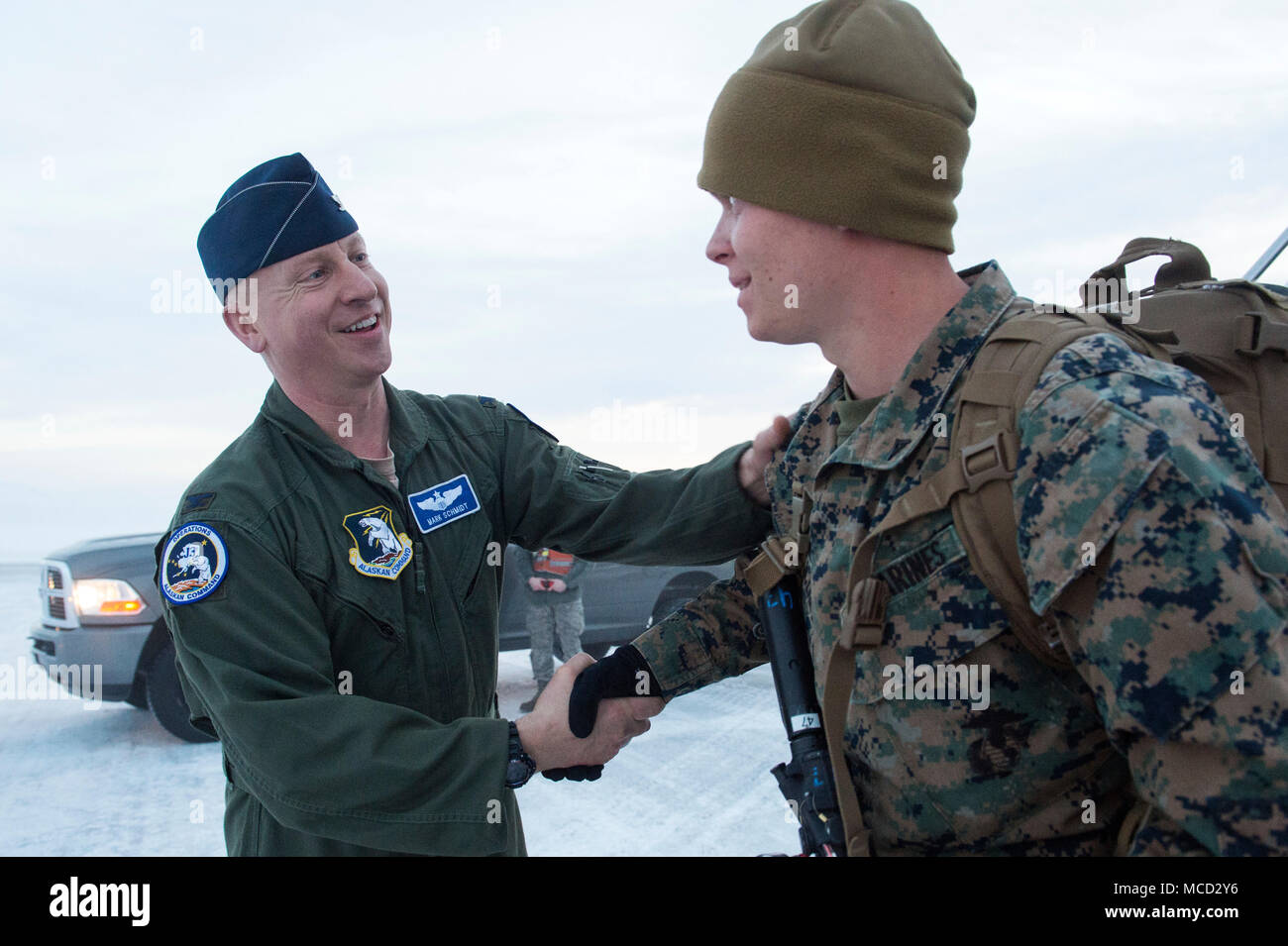 Air Force Le Colonel Mark Schmidt, directeur des opérations pour la commande de l'Alaska, accueille des Marines américains en visite avec le rez-de-Force-Arctic Marine-Air Tâche Edge 18 lorsqu'ils arrivent aux Joint Base Elmendorf-Richardson, Alaska, le 13 février 2018. Les marines sont à JBER en Arctique pour Edge 2018, l'enveloppe, à grande échelle, de l'exercice de formation qui prépare et teste la capacité de l'armée américaine à exploiter tactiquement dans le froid extrême-conditions météo trouvés dans les milieux arctiques. Sous l'autorité de la défense aérospatiale de l'Amérique du Nord et le Commandement du Nord des États-Unis, plus de 1500 particip Banque D'Images