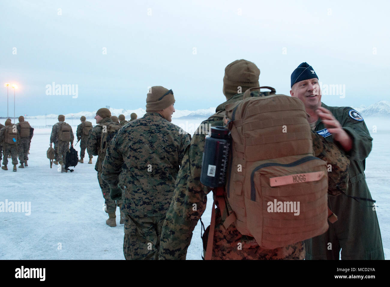 Air Force Le Colonel Mark Schmidt, directeur des opérations pour la commande de l'Alaska, accueille des Marines américains en visite avec le rez-de-Force-Arctic Marine-Air Tâche Edge 18 lorsqu'ils arrivent aux Joint Base Elmendorf-Richardson, Alaska, le 13 février 2018. Les marines sont à JBER en Arctique pour Edge 2018, l'enveloppe, à grande échelle, de l'exercice de formation qui prépare et teste la capacité de l'armée américaine à exploiter tactiquement dans le froid extrême-conditions météo trouvés dans les milieux arctiques. Sous l'autorité de la défense aérospatiale de l'Amérique du Nord et le Commandement du Nord des États-Unis, plus de 1500 particip Banque D'Images
