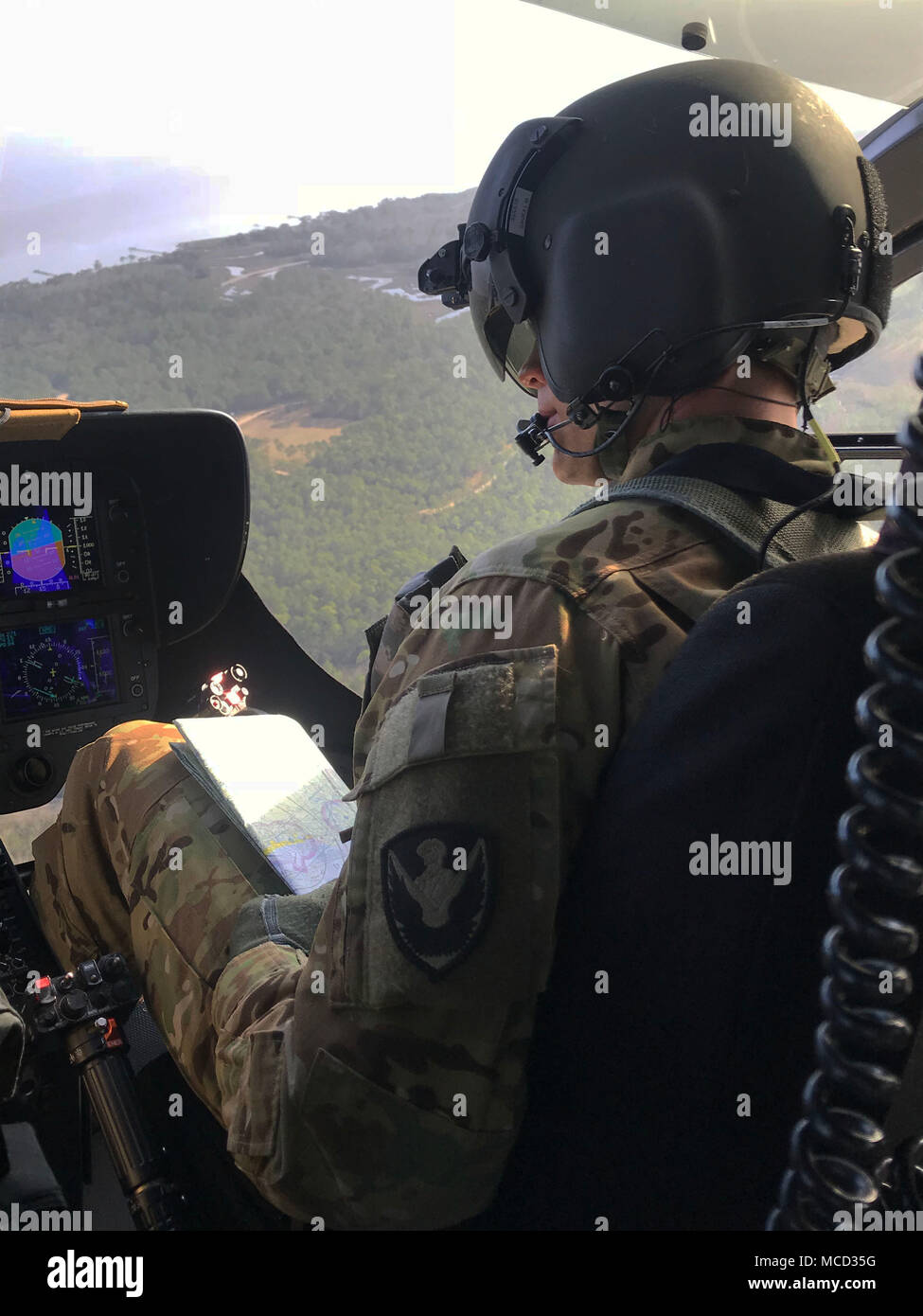 Le capitaine de l'armée américaine Marc Savioli, la Compagnie Charlie, 2e Bataillon, 151e Régiment d'aviation, de la Géorgie, agit comme un co-pilote à bord d'un hélicoptère UH-72 Lakota tandis que sur un vol d'orientation pendant 18 ans au Sud patriote la préparation au combat au Centre, Gulfport, Mississippi, le 15 février 2018. Patriot 18 vise à accroître la compréhension de la coordination, les politiques et les procédures nécessaires à la réalisation d'une réponse nationale interinstitutions. (U.S. Photo de la Garde nationale aérienne par le sergent. Jessica Fielder) Banque D'Images