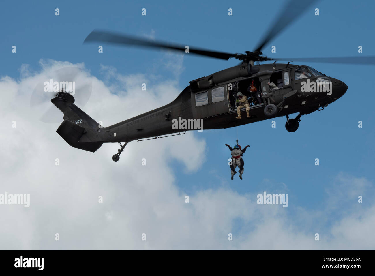 Kovalanchik Emerson, L.C. (équipe de sauvetage aquatique en hélicoptère, monte une victime simulée dans un UH-60 Black Hawk pendant la formation treuil de sauvetage en hélicoptère avec la Compagnie Alpha, 1-111ème bataillon de l'aviation de la Garde nationale, L.C. 2018, au cours de l'PATRIOT Camp Shelby, Hattiesburg, Mississippi, le 15 février 2018. PATRIOT est un exercice d'entraînement aux opérations domestiques parrainé par la Garde nationale qui vise à accroître la compréhension de la coordination, politiques et procédures nécessaires à la réalisation d'une réponse nationale interinstitutions. (U.S. Photo de la Garde nationale aérienne par le sergent. Michelle Y. Alvarez-Rea Banque D'Images