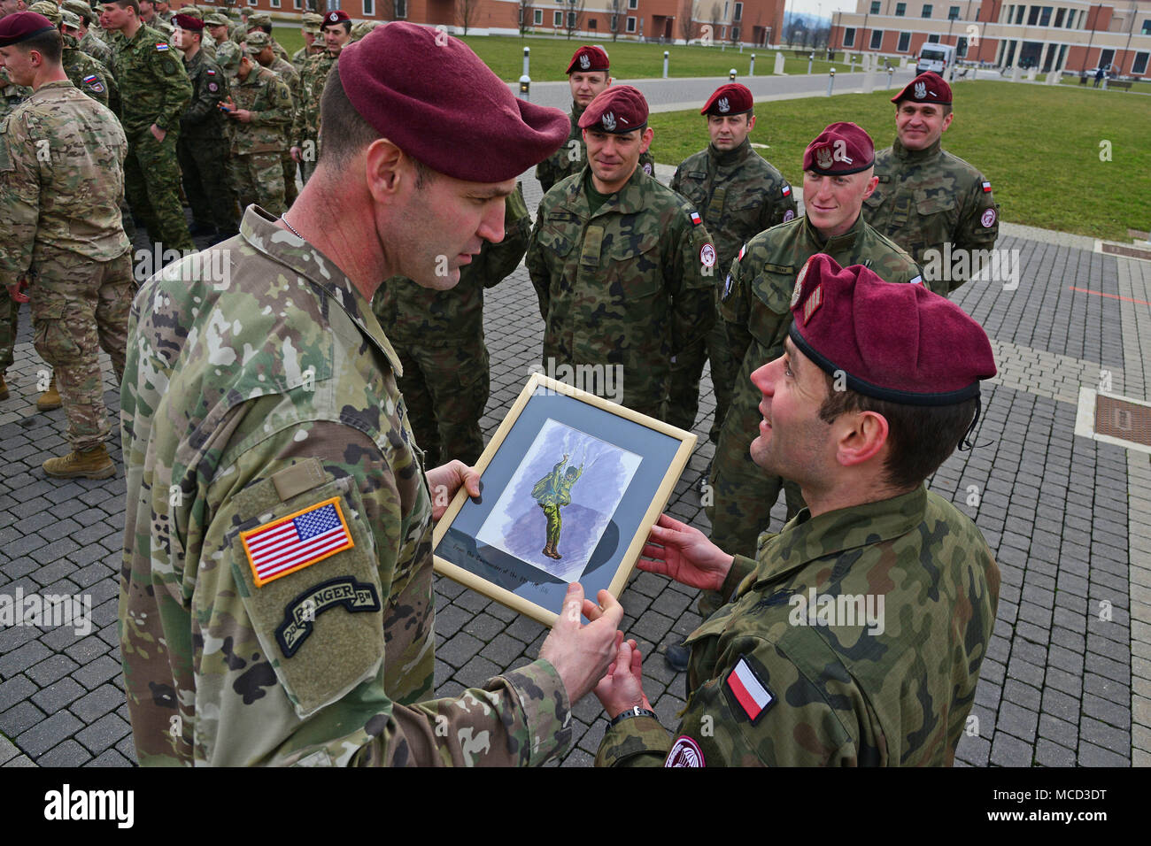 Le colonel de l'armée américaine James Bartholomees III, commandant de la 173e Brigade aéroportée, reçoit un cadeau d'un soldat de l'Armée de la Pologne au cours de l'expert Infantryman Badge (BEI) Cérémonie à Caserma Del Din, Vicenza, Italie, 15 février 2018. (U.S. Photo de l'armée par Paolo Bovo) Banque D'Images
