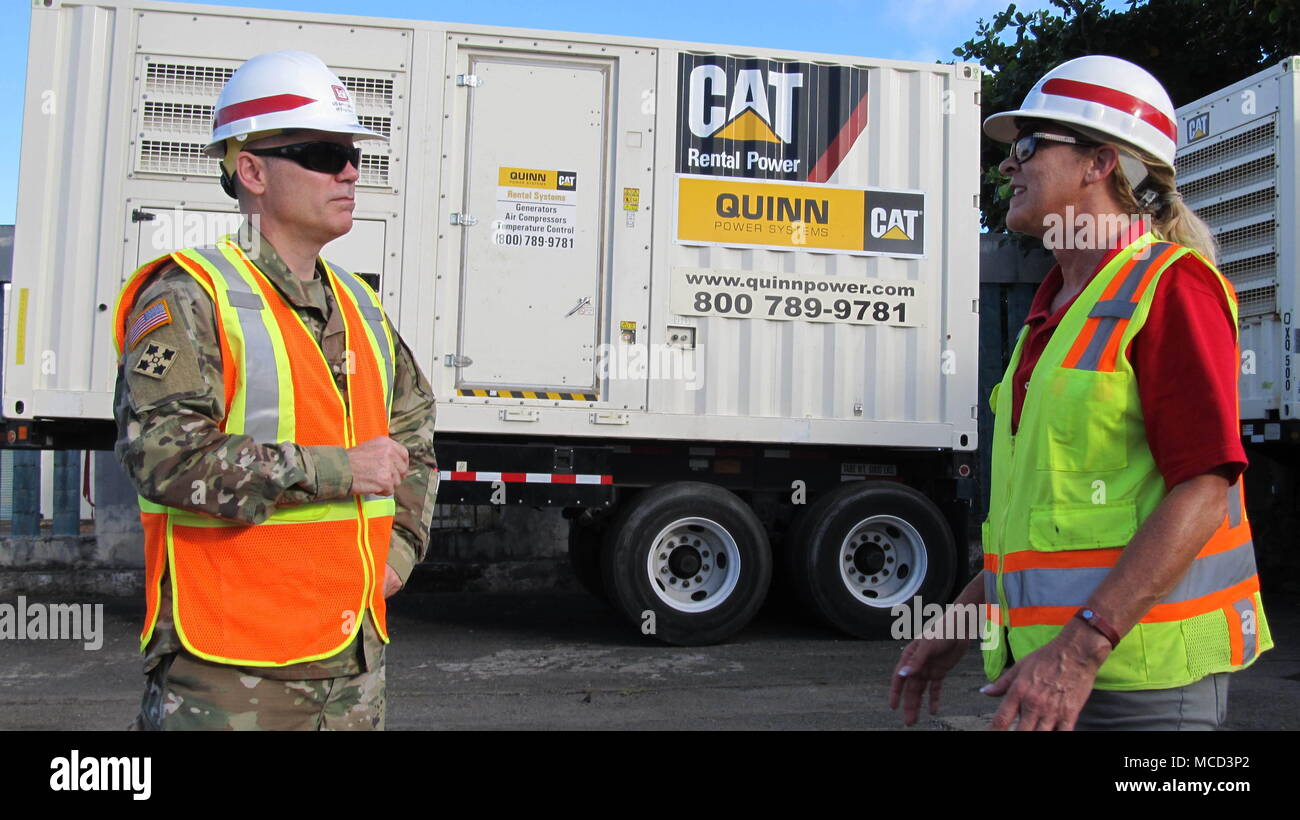 U.S. Army Corps of Engineers, District de Tulsa Le Colonel Chris Hussin parle avec spécialiste en logistique Nancy Church sur la Mission d'alimentation temporaire, Pier 14, San Juan, Puerto Rico, le 15 février 2018, . Banque D'Images