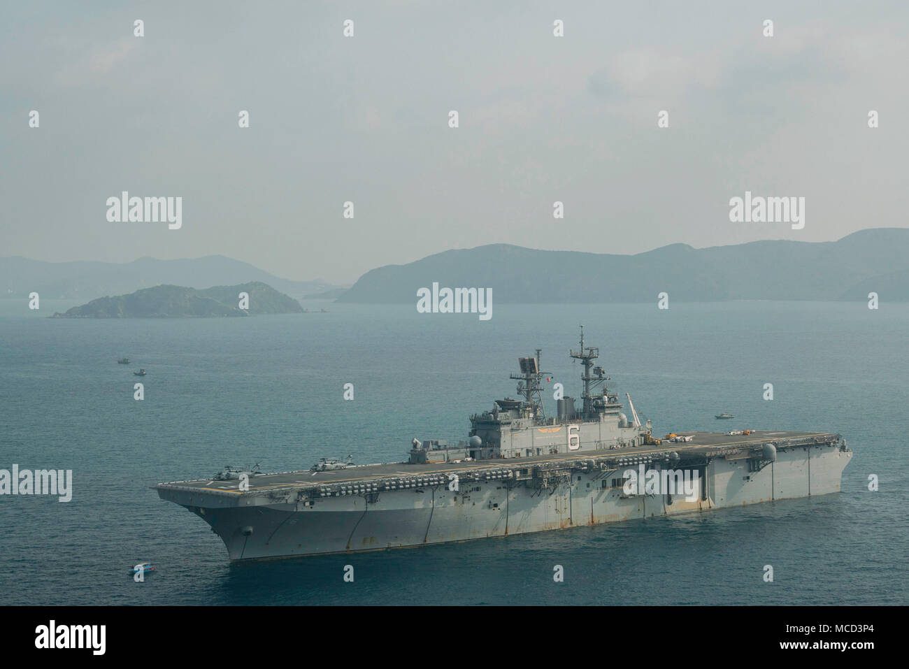 180216-N-DL434-135 GOLFE DE THAÏLANDE (fév. 16, 2018) Le navire d'assaut amphibie USS Bonhomme Richard (DG 6) opère dans le golfe de Thaïlande à l'appui de l'exercice 2018 de l'or Cobra. Bonhomme Richard participe au CG18 aux côtés de navires de la Marine royale thaïlandaise et du personnel, la réalisation d'une gamme d'opérations amphibies qui permettront d'améliorer l'expertise tactique des participants et flex combinaison des capacités à faire face aux imprévus. Gold Cobra est un exercice annuel effectué dans le royaume de Thaïlande s'est tenue cette année du 28 Fevrier 13-23 avec sept pays participants. (U.S. Photo de la marine en masse Communicat Banque D'Images