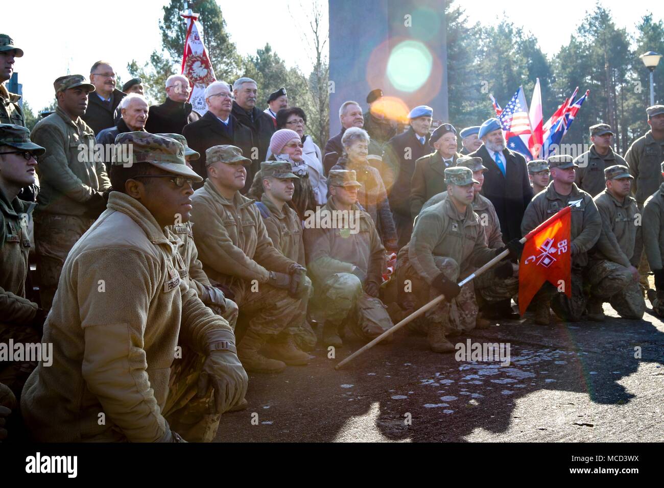 Les soldats de la Compagnie C, 82e bataillon du génie de la Brigade Blindée, 2e Brigade Combat Team, 1re Division d'infanterie, et un collectif de familles polonaises et des anciens combattants posent pour une photo après une cérémonie pour le 73e anniversaire de la bataille de Zagan en dehors du camp de prisonniers Stalag Luft III Museum de Zagan, Pologne le 16 février 2018. Les soldats américains ont assisté à l'événement pour renforcer les relations polonais au cours de leur déploiement à l'appui de la résolution de l'Atlantique. (U.S. Photo de l'armée par la CPS. Hubert D. Delany III / 22e Détachement des affaires publiques mobiles) Banque D'Images