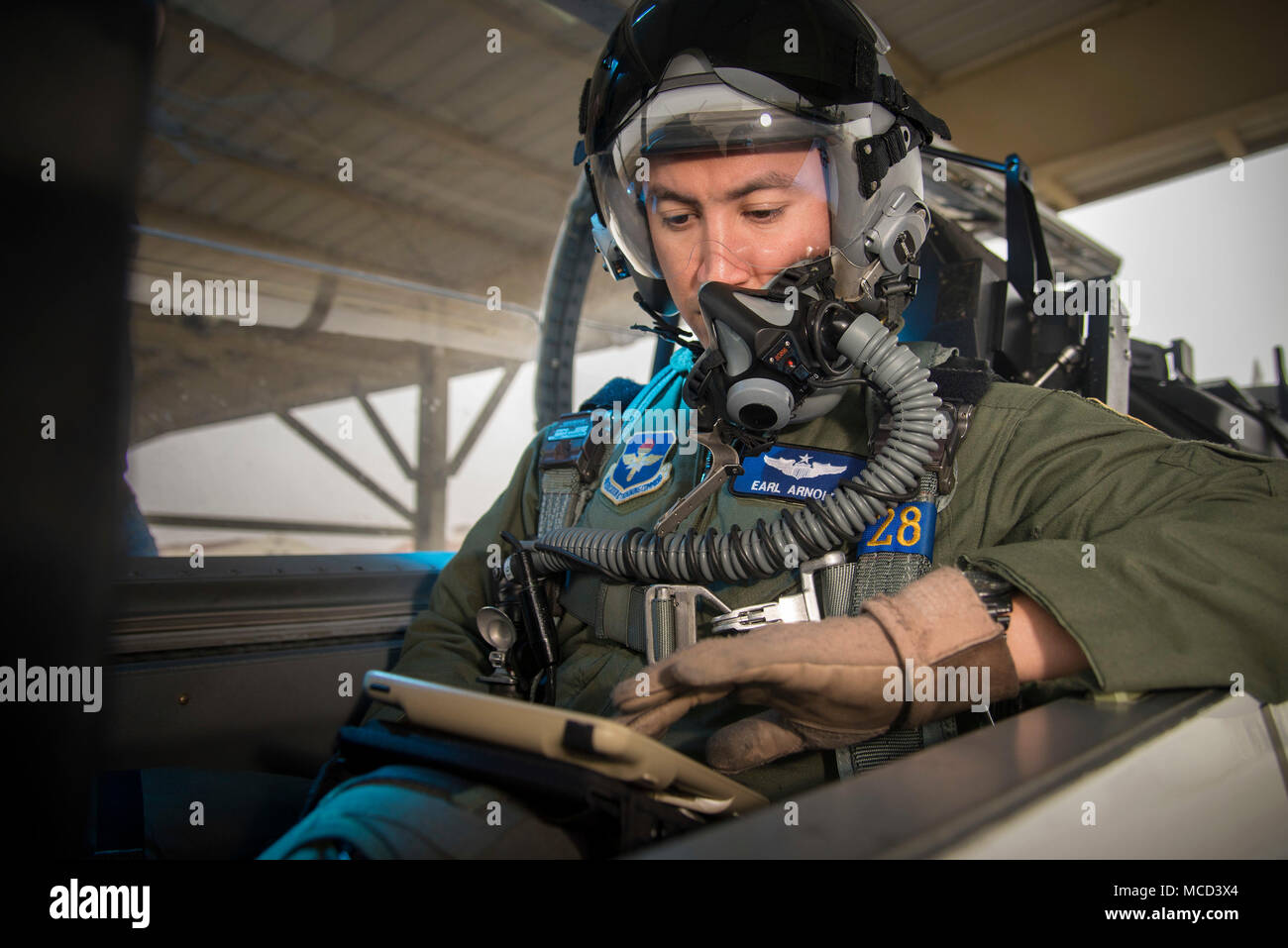 Beechcraft T-6 Texan II est un avion d'entraînement à turbopropulseurs construit par Beechcraft pour l'entraînement au vol primaire dans l'armée de l'air des États-Unis. Le 13 février 2018, des procédures de prévol ont été effectuées avec un sac de vol électronique à joint base San Antonio-Randolph par la 12th Flying Training Wing. L'image d'archivage enregistre l'évaluation de l'infrastructure de tablette prenant en charge l'instruction pilote. Banque D'Images