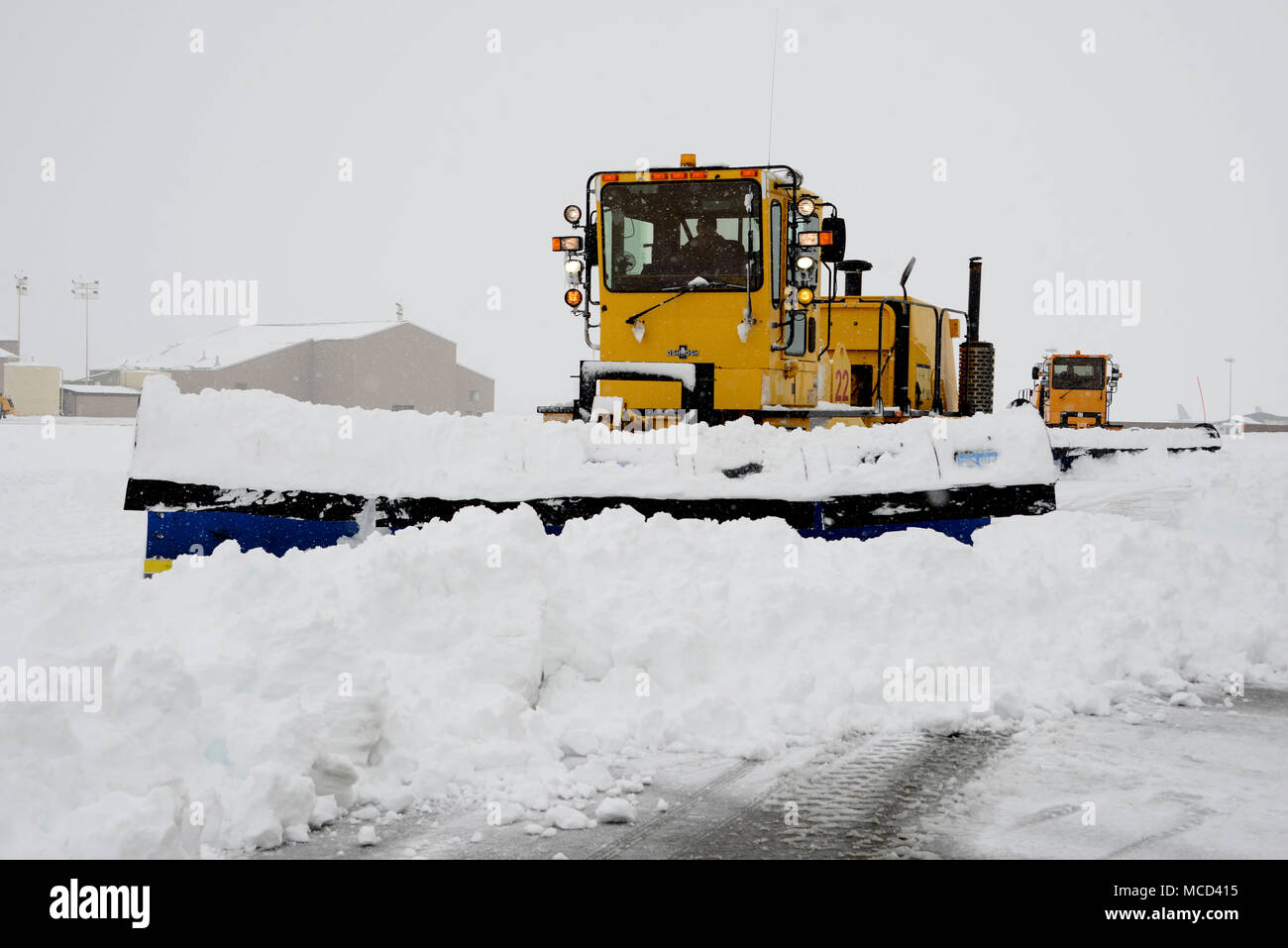 Les camions de déneigement du 92e Escadron de génie civil effacer la ligne de vol à Fairchild Air Force Base, Washington, le 14 février 2018. L'équipe de déneigement a contribué à assurer l'efficacité de tous les décollages et atterrissages des avions entrants et sortants sur la ligne de vol. (U.S. Air Force photo/Senior Airman Janelle Patiño) Banque D'Images