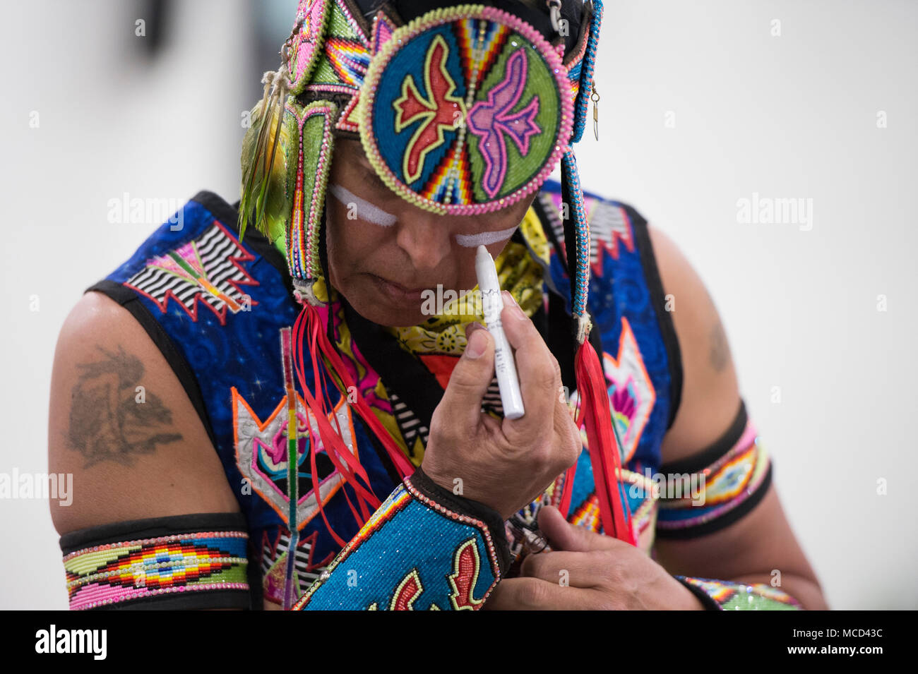 180210-N-ZA692-0031, vétéran de l'armée américaine de la Brian Hammill Ho-Chunk Nation, s'applique la peinture pour le visage avant de grande entrée à la 28e Championnat du monde annuel Heard Museum au concours de danse du cerceau Heard Museum à Phoenix, Arizona le 10 février 2018. Dans la fonction Native American hoop dance performance, les danseurs peuvent utiliser jusqu'à 50 cercles pour faire des formations qui une fois combiné transmettre une histoire. (U.S. Photo par marine Spécialiste de la communication de masse 2e classe Anita C. Newman/libérés) Banque D'Images