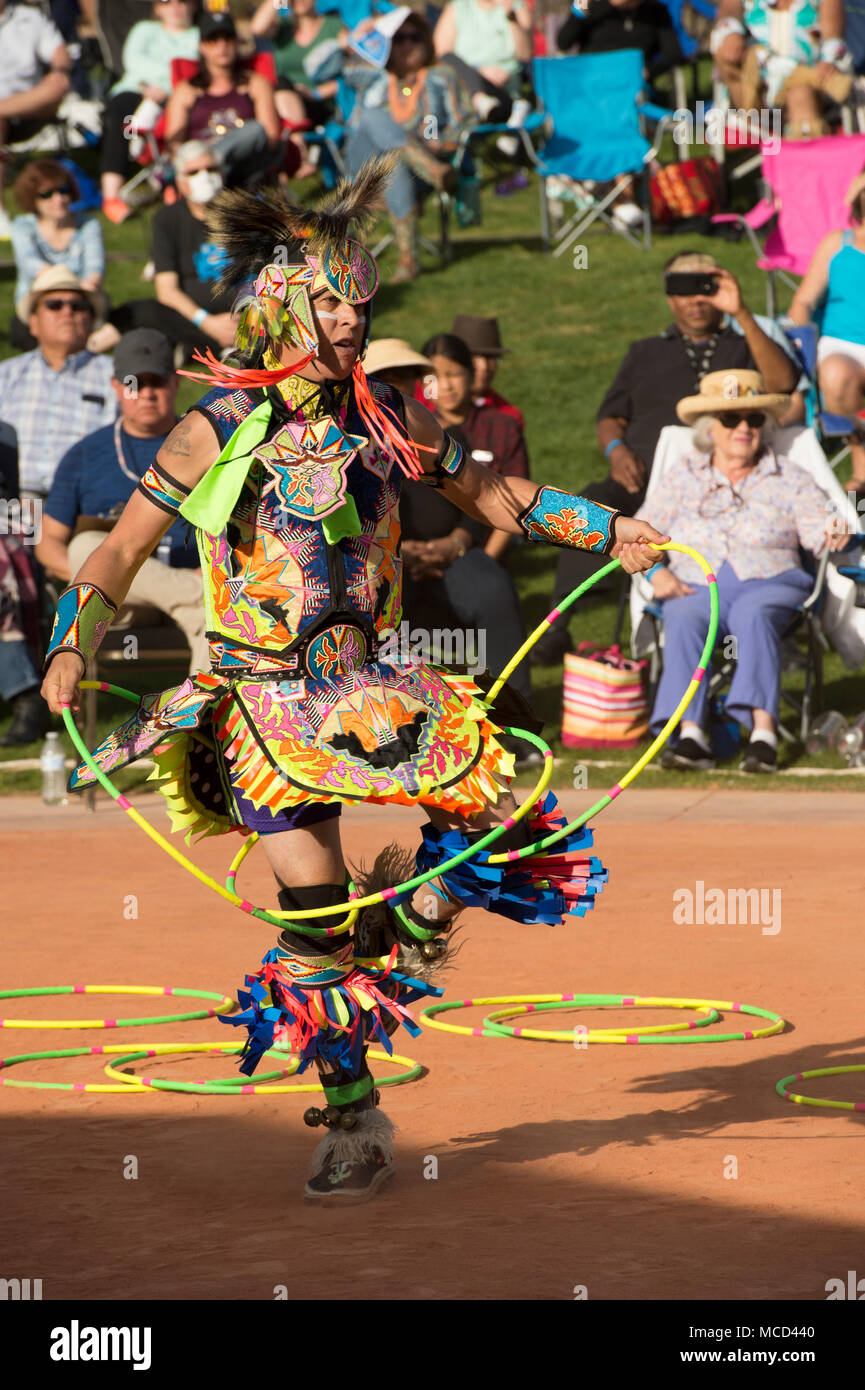 180210-N-ZA692-0484, vétéran de l'armée américaine de la Brian Hammill Ho-Chunk Nation, est en compétition à la 28e Championnat du monde annuel Heard Museum au concours de danse du cerceau Heard Museum à Phoenix, Arizona le 10 février 2018. Le Heard Museum a officiellement accueilli le Championnat du monde de danse du cerceau concours depuis 1992. (U.S. Photo par marine Spécialiste de la communication de masse 2e classe Anita C. Newman/libérés) Banque D'Images