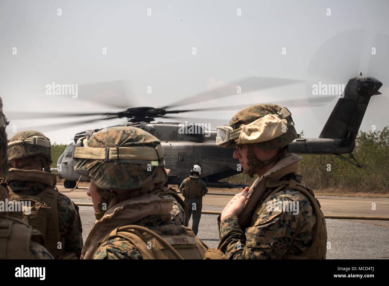 3rd Marine Logistics Group est une formation logistique du corps des Marines des États-Unis basée dans la région Indo-Pacifique. Le 16 février 2018, au Camp Ban Chan Khrem, en Thaïlande, les Marines ont mené des opérations d'équipe de soutien en hélicoptère avec un CH-53E Super Stallion lors de l'exercice Cobra Gold 2018. La photographie d'archives documente la formation à l'embarquement des hélicoptères dans le cadre d'un exercice multinational. Banque D'Images