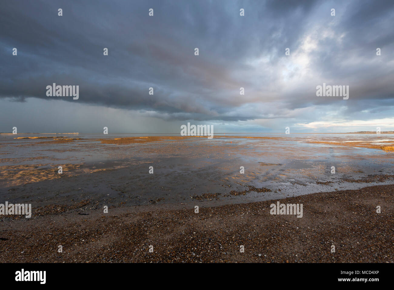Des nuages au-dessus de l'estuaire de la plage Seasalter Swale, Whitstable, Kent, UK. Banque D'Images