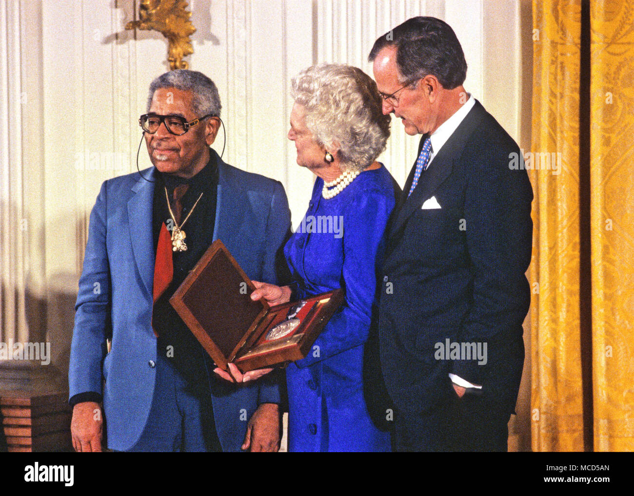 Le président des États-Unis George H. W. Bush et la première Dame Barbara Bush présente la Médaille nationale des Arts pour trompettiste de jazz américain, chef d'orchestre, compositeur, chanteur et Dizzy Gillespie lors d'une cérémonie dans l'East Room de la Maison Blanche à Washington, DC Le 19 novembre 1989. Credit : Ron Sachs/CNP /MediaPunch Banque D'Images