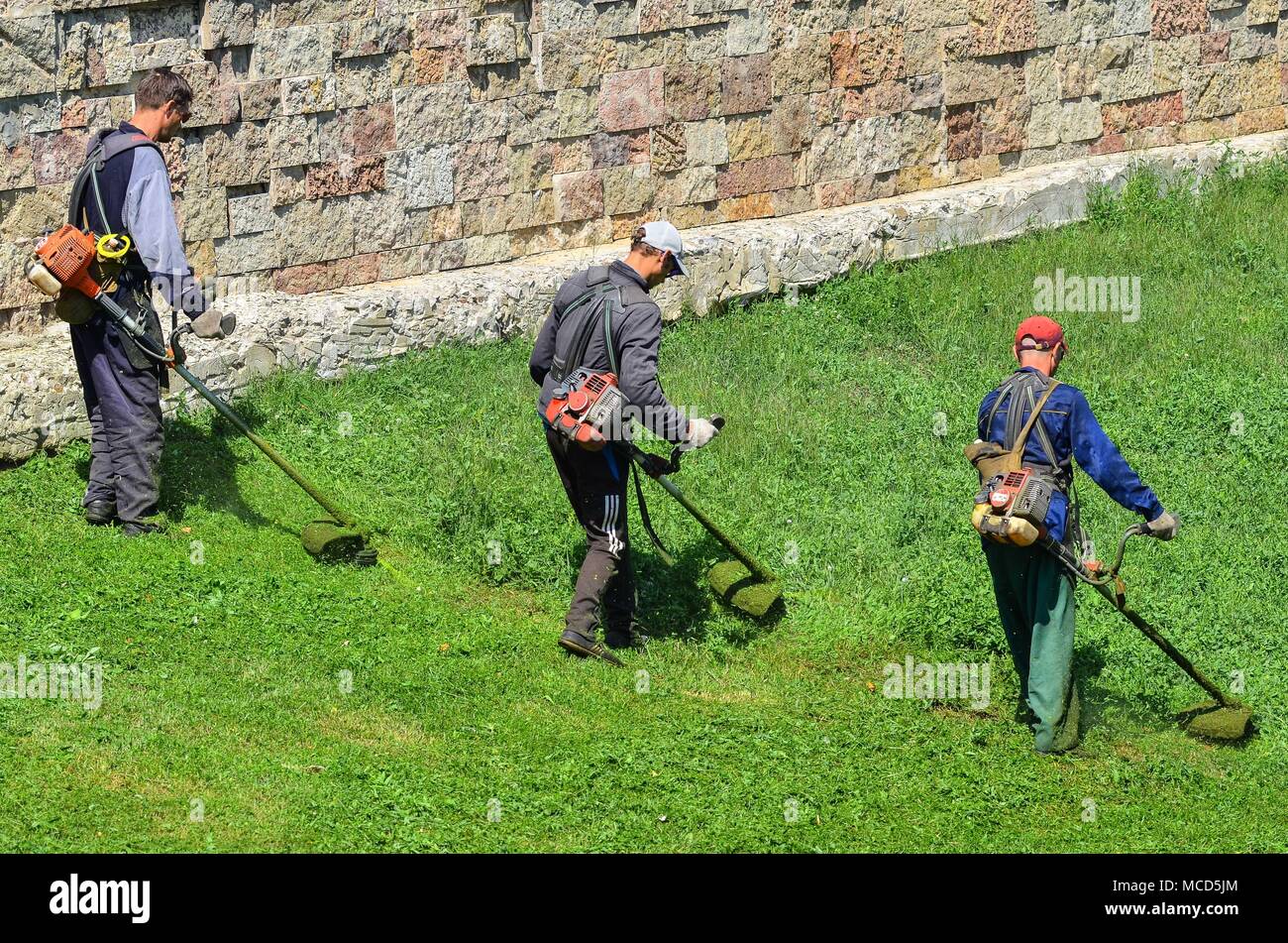 Tambov, Région de Tambov, en Russie. Apr 15, 2018. Tondre la pelouse dans les rues à Tambov Crédit : Aleksei Sukhorukov/ZUMA/Alamy Fil Live News Banque D'Images