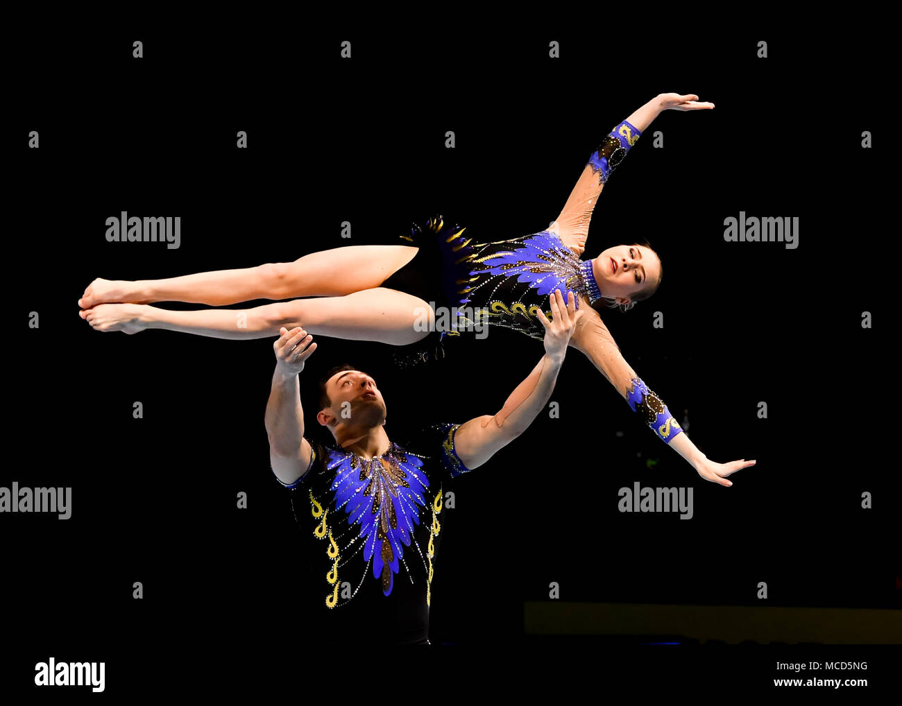 Anvers, Belgique. 15 avril 2018. Artur et Bliakou Volha Melnik (BLR) sont en concurrence en paire mixte combiné qualification au cours de la 26e Championnats du Monde de Gymnastique acrobatique 2018 à la Lotto Arena le dimanche, 15 avril 2018. Anvers, Belgique. Credit : Crédit : Wu G Taka Taka Wu/Alamy Live News Banque D'Images