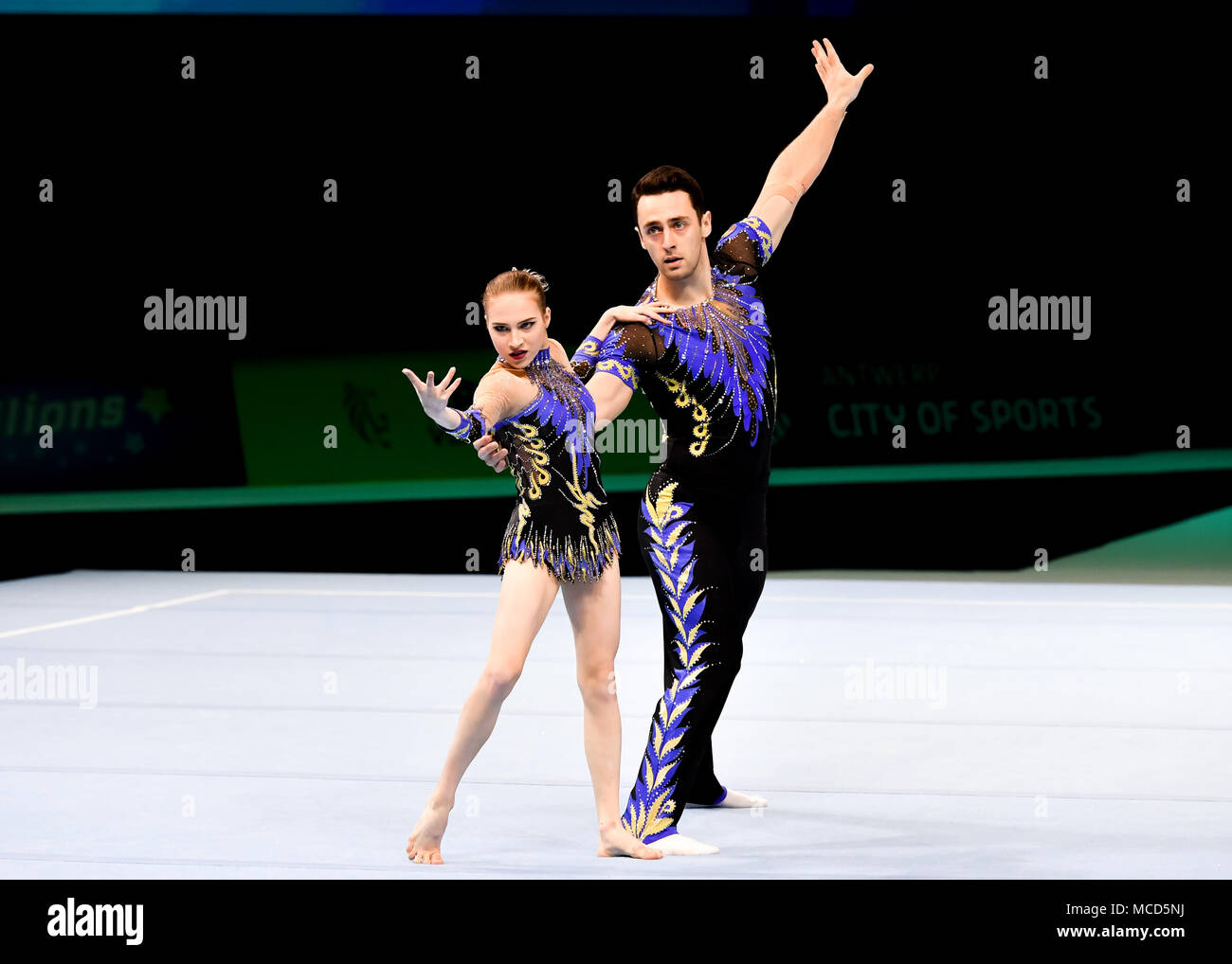 Anvers, Belgique. 15 avril 2018. Artur et Bliakou Volha Melnik (BLR) sont en concurrence en paire mixte combiné qualification au cours de la 26e Championnats du Monde de Gymnastique acrobatique 2018 à la Lotto Arena le dimanche, 15 avril 2018. Anvers, Belgique. Credit : Crédit : Wu G Taka Taka Wu/Alamy Live News Banque D'Images