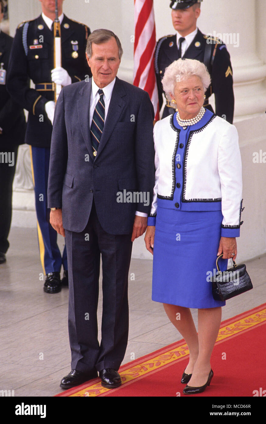 Le président des États-Unis George H. W. Bush, à gauche, et la première Dame Barbara Bush, la droite, regardez comme Mikhaïl Gorbatchev, Président de l'Union des Républiques socialistes soviétiques et son épouse, Raisa, départ sur le portique nord de la Maison Blanche à Washington, DC Le dimanche 3 juin, 1990. Le Lost Gorbachevs étaient à Washington pour un sommet de trois jours qui comprenait des visites à Wellesley, Massachusetts et à Camp David, la retraite présidentielle près de Thurmont, Maryland. Credit : Howard L. Sachs/CNP /MediaPunch Banque D'Images