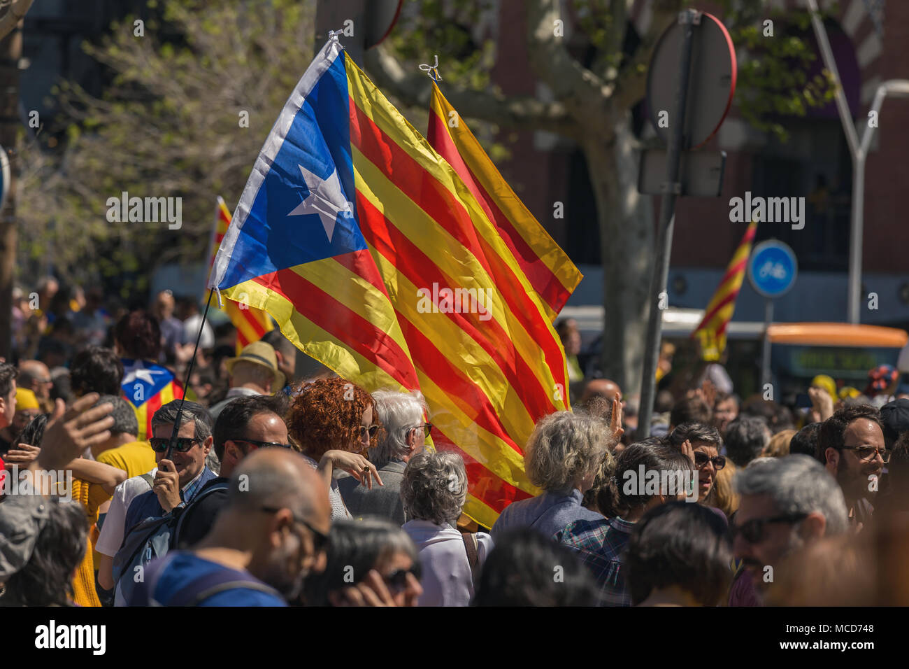 Barcelone, Espagne. 15 avril 2018. Les manifestants catalan avec les symboles catalan à Barcelone pour soutenir la liberté des prisonniers politiques.Plus de 300.000 personnes ont participé à la manifestation. 04. 15. Espagne, Barcelone 2018 Crédit : Arpad Radoczy/Alamy Live News Banque D'Images