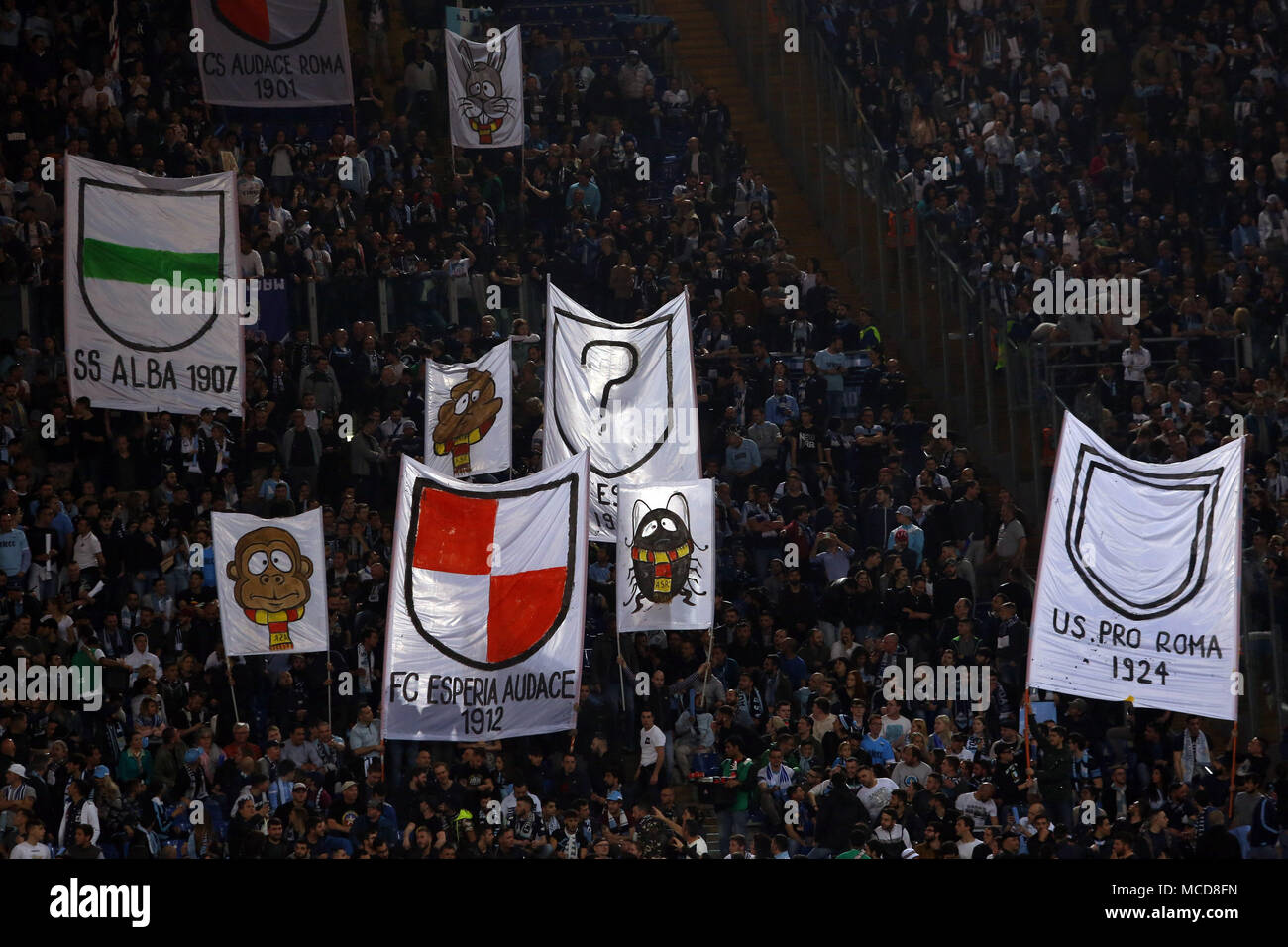 Rome, Italie. Apr 16, 2018. 15.04.2018. Stadio Olimpico, Rome, Italie. Serie A.La chorégraphie de fans avant le match de football Serie A Derby entre SS Lazio vs AS Roma dans Stadio Olimpico à Rome. Agence Photo crédit : indépendante/Alamy Live News Banque D'Images