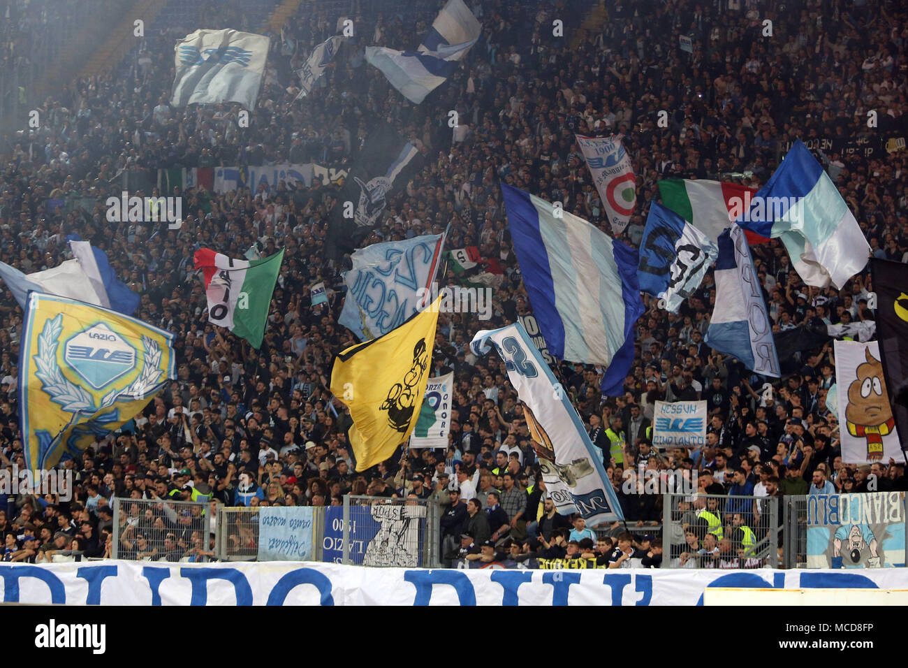 Rome, Italie. Apr 16, 2018. 15.04.2018. Stadio Olimpico, Rome, Italie. Serie A.La chorégraphie de fans avant le match de football Serie A Derby entre SS Lazio vs AS Roma dans Stadio Olimpico à Rome. Agence Photo crédit : indépendante/Alamy Live News Banque D'Images