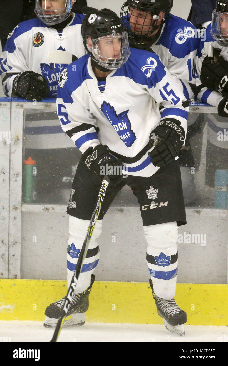 15 avril 2018 London, Ontario, Canada - Partie 3 de la demi-finale de la Coupe Sutherland enfin reçu sur sa façon qu'elle a été reportée d'un jour en raison de la tempête et de frapper le sud-ouest de l'Ontario. Le jeu était à égalité 1-1 après deux périodes, mais dans le troisième ancien London National Brett Primeau a marqué pour donner les cyclones le plomb et ils n'ont jamais regardé en arrière. Score final a été Listowel 5 - Londres 2. Luc Durda/Alamy Live News. Banque D'Images