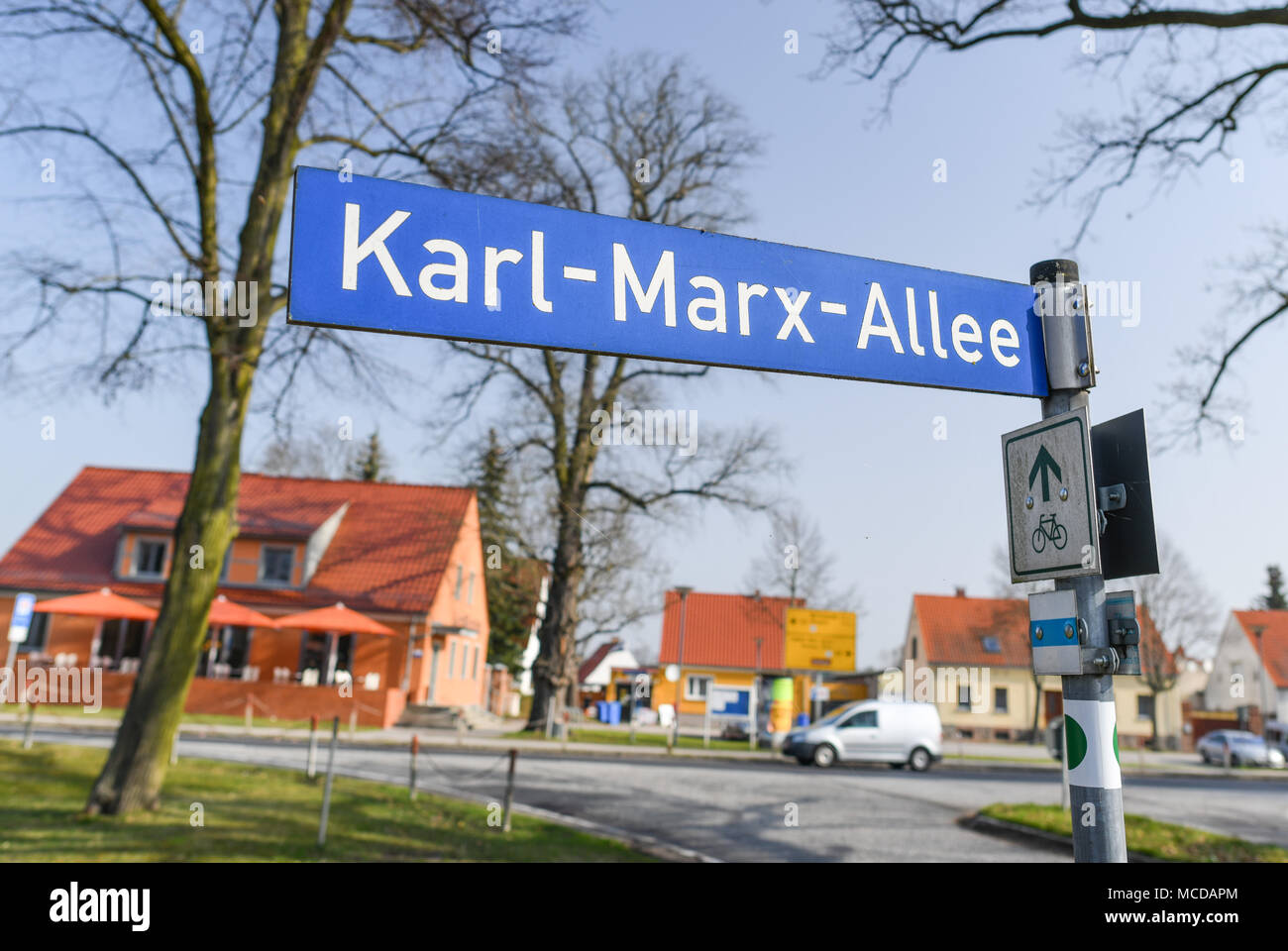 10 avril 2018, l'Allemagne, Neuhardenberg : une rue signe lit Karl-Marx-Allee. La ville a été précédemment connu comme Marxwalde allemand après le philosophe, économiste et théoricien social Karl Marx (05 mai, 1818 - 14 mars, 1883) au cours de l'ère de la RDA et renommé à Neuhardenberg après la chute du Mur de Berlin. Photo : Patrick Pleul/dpa-Zentralbild/dpa Banque D'Images