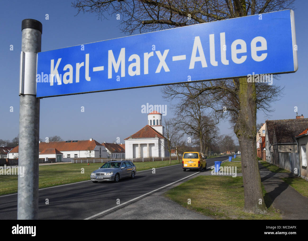 10 avril 2018, l'Allemagne, Neuhardenberg : une rue signe lit Karl-Marx-Allee. La ville a été précédemment connu comme Marxwalde allemand après le philosophe, économiste et théoricien social Karl Marx (05 mai, 1818 - 14 mars, 1883) au cours de l'ère de la RDA et renommé à Neuhardenberg après la chute du Mur de Berlin. Photo : Patrick Pleul/dpa-Zentralbild/dpa Banque D'Images