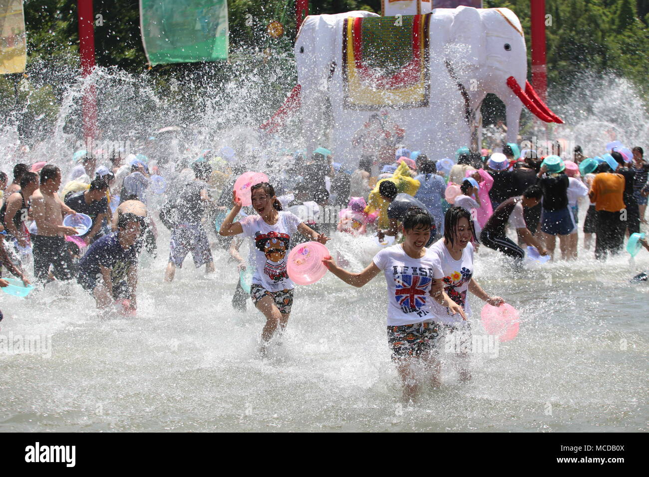 Kunming, Kunming, Chine. 14 avr, 2018. Kunming, Chine 14ème Avril 2018 : peuple célèbre Festival Water-Splashing à Kunming, Chine du sud, la Province du Yunnan. Le festival se déroulera jusqu'au 22 avril 2018. Crédit : SIPA Asie/ZUMA/Alamy Fil Live News Banque D'Images