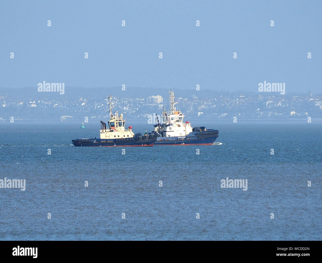 Sheerness, Kent, UK. 16 avril, 2018. Météo France : un matin ensoleillé dans la ville de Sheerness, Kent. Deux remorqueurs attendent leur navire. Credit : James Bell/Alamy Live News Banque D'Images