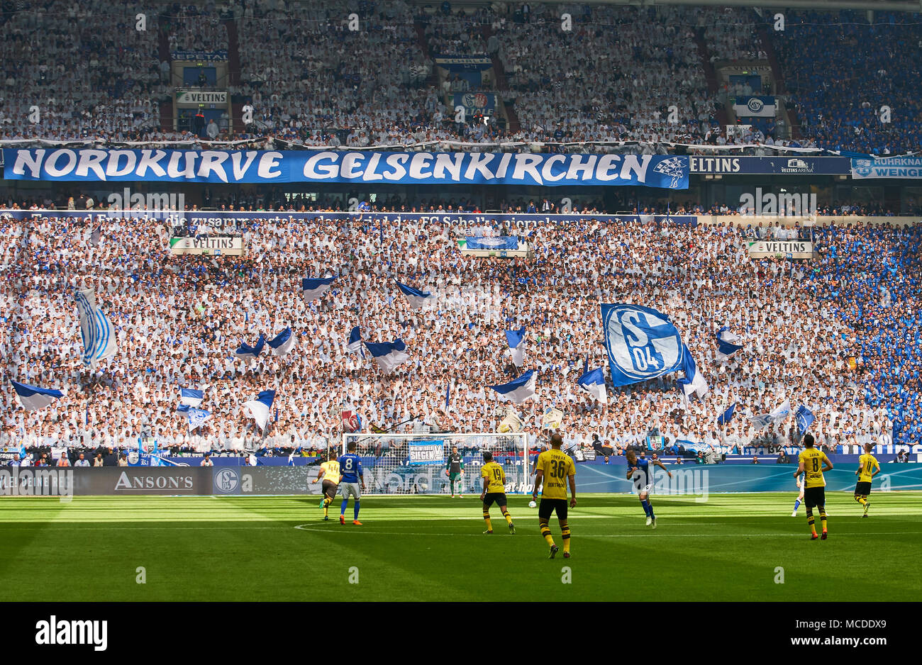 Gelsenkirchen, Allemagne. 15 avril 2018. Le FC Schalke-BVB Soccer, Gelsenkirchen, le 15 avril 2018 Veltins Arena intérieur avec fans FC SCHALKE 04 - Borussia Dortmund 2-0.1, Division de la Ligue allemande de football, Gelsenkirchen, le 15 avril 2018, la saison 2017-2018 © Peter Schatz / Alamy Live News Banque D'Images