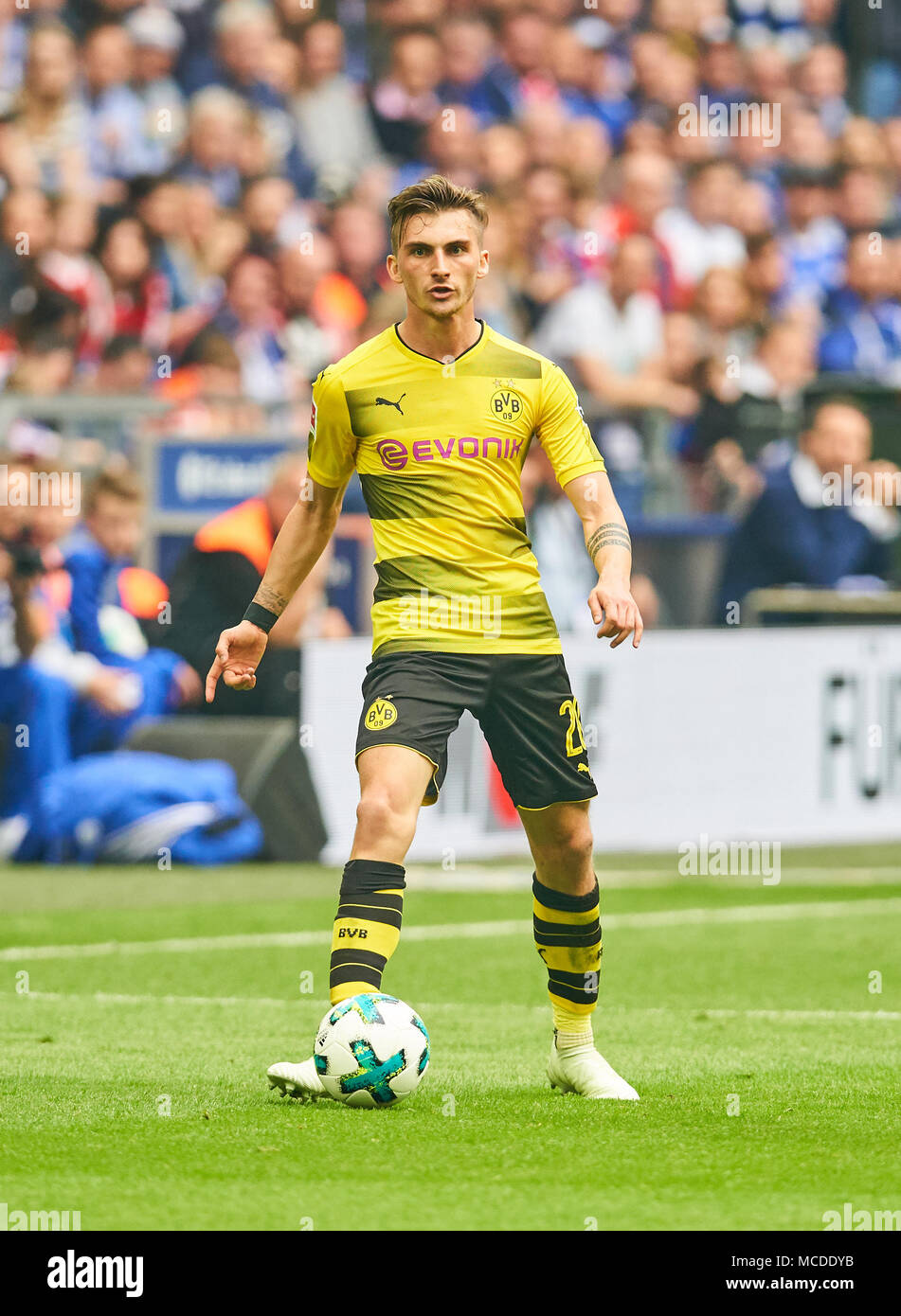 Gelsenkirchen, Allemagne. 15 avril 2018. Le FC Schalke-BVB Soccer, Gelsenkirchen, le 15 avril 2018 Maximilien PHILIPP Nr. 20 BVB entraîne le ballon, action, full-size, FC SCHALKE 04 - Borussia Dortmund 2-0.1, Division de la Ligue allemande de football, Gelsenkirchen, le 15 avril 2018, la saison 2017-2018 © Peter Schatz / Alamy Live News Banque D'Images