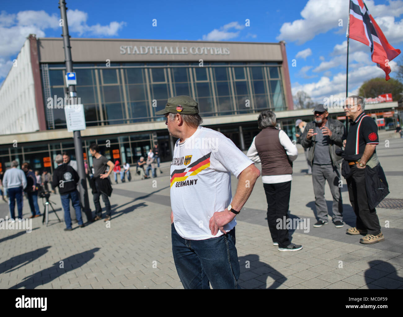 14 avril 2018, l'Allemagne, Cottbus : manifestants qui protestent contre l'immigration et l'asile du gouvernement allemand la politique à une place à l'extérieur de l'hôtel de ville de Cottbus. Le groupe Zukunft Heimat e.V. a appelé les manifestations renouvelées. Photo : Patrick Pleul/dpa-Zentralbild/ZB Banque D'Images