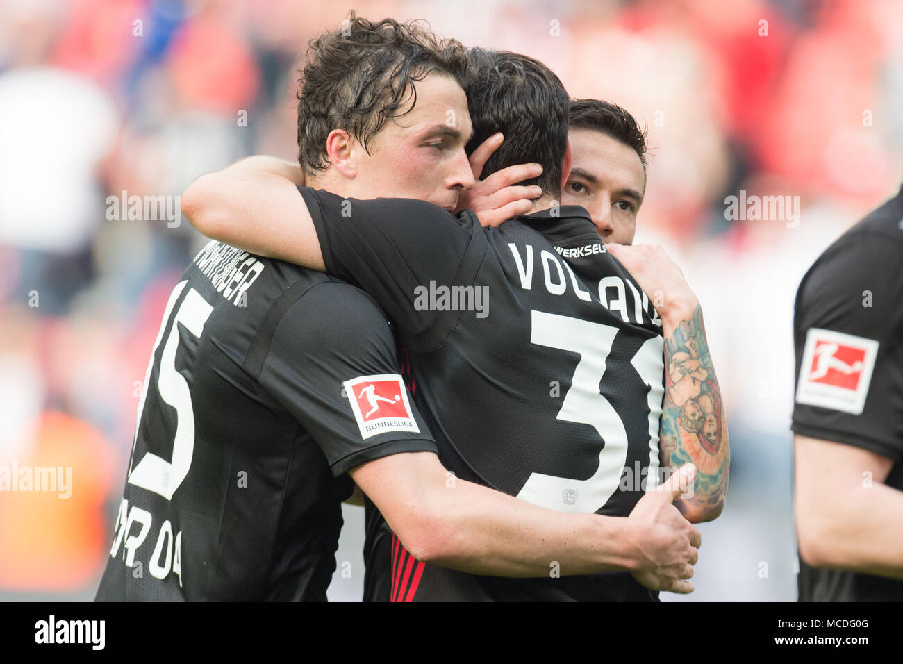 Julian BAUMGARTLINGER (gauche, LEV), Kevin VOLLAND (mi., LEV) et Charles ARANGUIZ (LEV) sont heureux de la victoire, la jubilation, ils applaudissent, ils applaudissent, joie, Cheers, célébrer, jubilation finale, la moitié de la figure, la moitié de la figure, le football 1. Bundesliga, 30. Journée, Bayer 04 Leverkusen (LEV) - l'Eintracht Francfort (F) 4 : 1, le 14.04.2018 à Leverkusen/Allemagne. Dans le monde d'utilisation | Banque D'Images