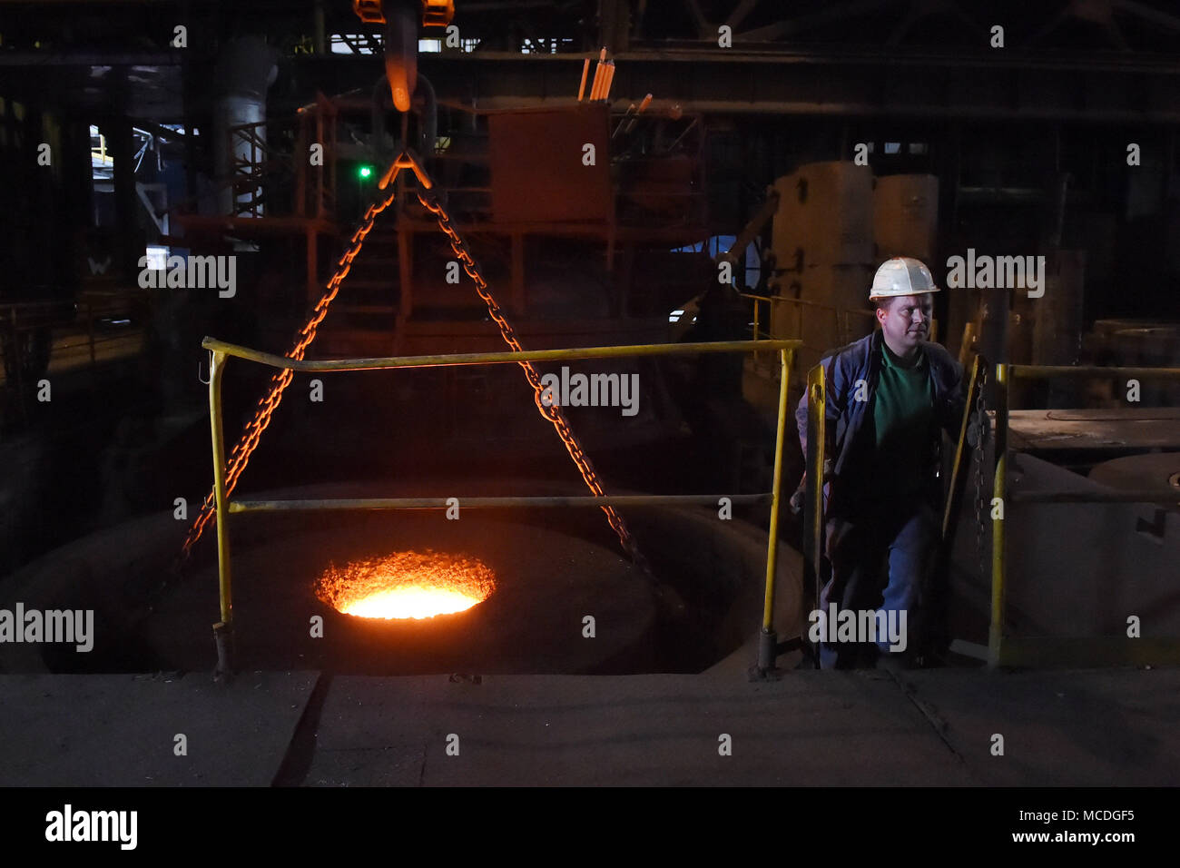 Ostrava, République tchèque. Apr 16, 2018. Vitkovice Machinerie lourde (VHM), une unité de Vitkovice Machinery Group d'entrepreneur Jan Svetlik, est reprise complète de la production de son usine d'acier qui a été limitée en raison d'un manque de capital d'exploitation depuis la mi-janvier. Sur la photo a vu une partie de l'usine de production, à Ostrava, en République tchèque, le 16 avril 2018. Photo : CTK Jaroslav Ozana/Photo/Alamy Live News Banque D'Images