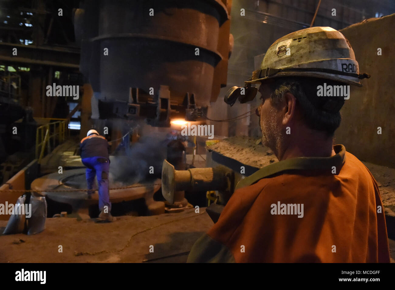 Ostrava, République tchèque. Apr 16, 2018. Vitkovice Machinerie lourde (VHM), une unité de Vitkovice Machinery Group d'entrepreneur Jan Svetlik, est reprise complète de la production de son usine d'acier qui a été limitée en raison d'un manque de capital d'exploitation depuis la mi-janvier. Sur la photo a vu une partie de l'usine de production, à Ostrava, en République tchèque, le 16 avril 2018. Photo : CTK Jaroslav Ozana/Photo/Alamy Live News Banque D'Images