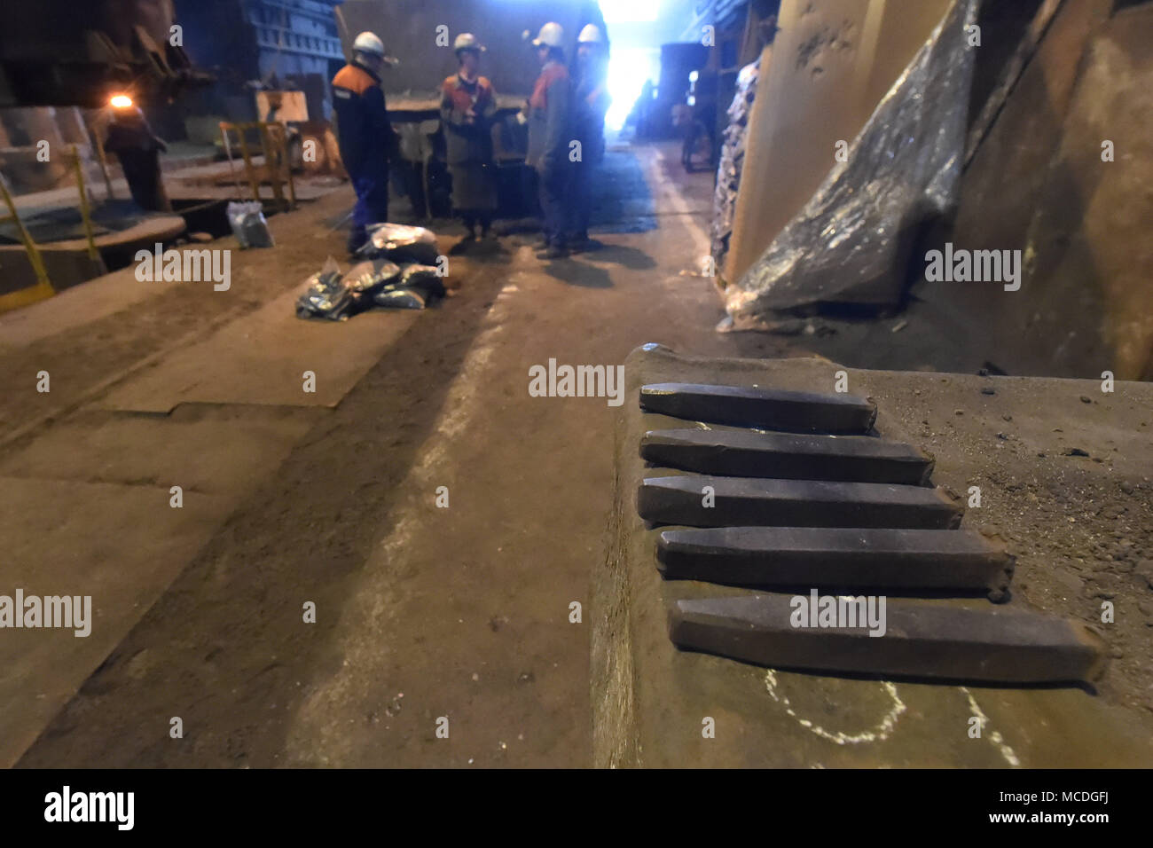 Ostrava, République tchèque. Apr 16, 2018. Vitkovice Machinerie lourde (VHM), une unité de Vitkovice Machinery Group d'entrepreneur Jan Svetlik, est reprise complète de la production de son usine d'acier qui a été limitée en raison d'un manque de capital d'exploitation depuis la mi-janvier. Sur la photo a vu une partie de l'usine de production, à Ostrava, en République tchèque, le 16 avril 2018. Photo : CTK Jaroslav Ozana/Photo/Alamy Live News Banque D'Images