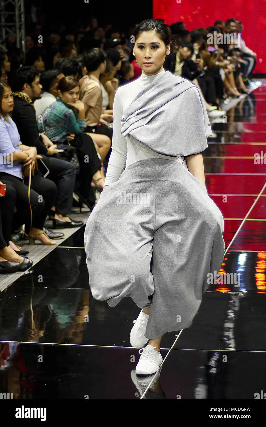 Mandaluyong City, région de la capitale nationale, aux Philippines. 13 avr, 2018. La dernière journée de la mode 2018 Manille Festival présente des designers de Davao . Ces concepteurs de talent comme anglais Emi vous donne un style spectaculaire sur un point de vue différent. Crédit : George Buid/ZUMA/Alamy Fil Live News Banque D'Images