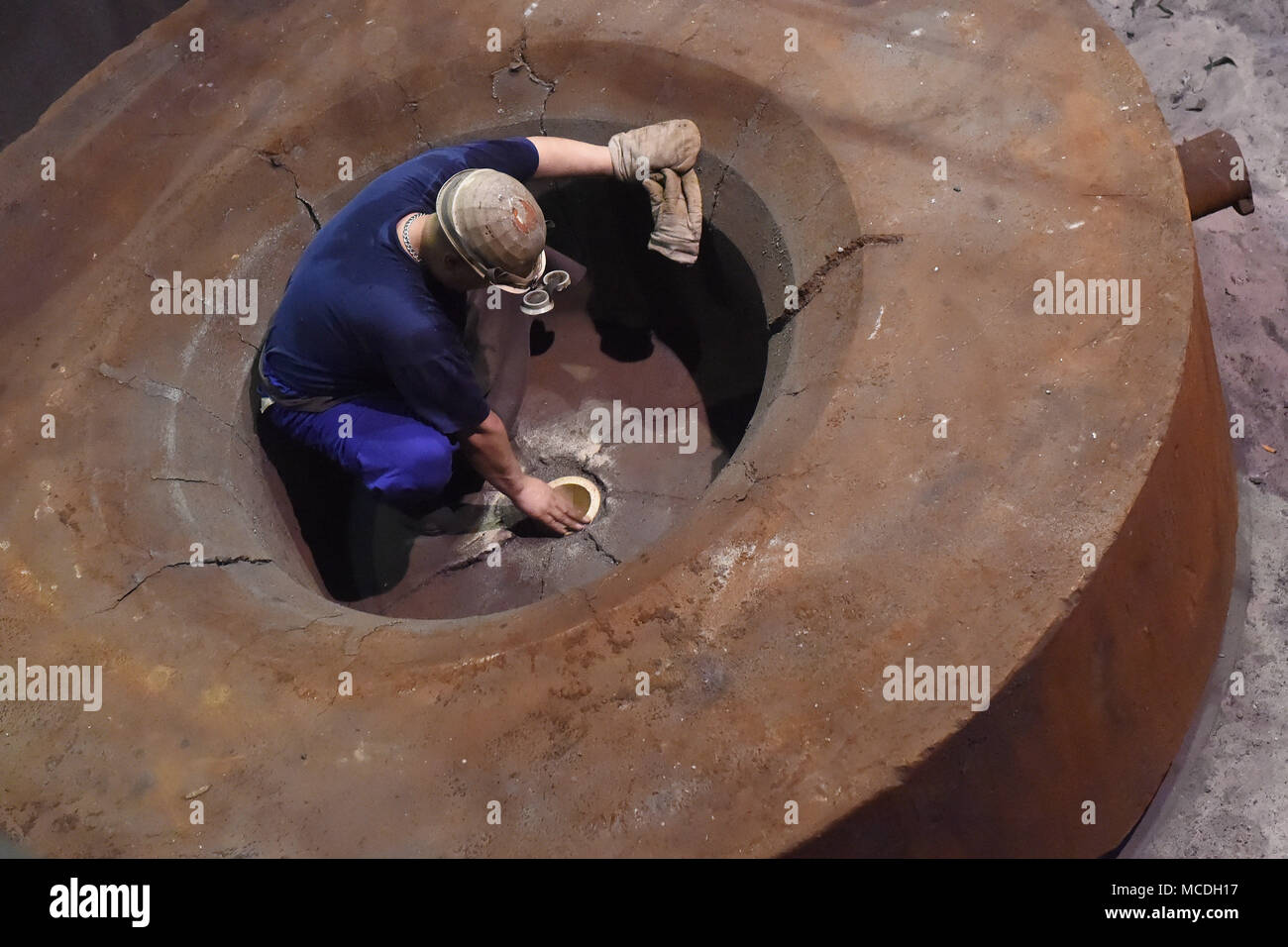 Ostrava, République tchèque. Apr 16, 2018. Vitkovice Machinerie lourde (VHM), une unité de Vitkovice Machinery Group d'entrepreneur Jan Svetlik, est reprise complète de la production de son usine d'acier qui a été limitée en raison d'un manque de capital d'exploitation depuis la mi-janvier. Sur la photo a vu une partie de l'usine de production, à Ostrava, en République tchèque, le 16 avril 2018. Photo : CTK Jaroslav Ozana/Photo/Alamy Live News Banque D'Images