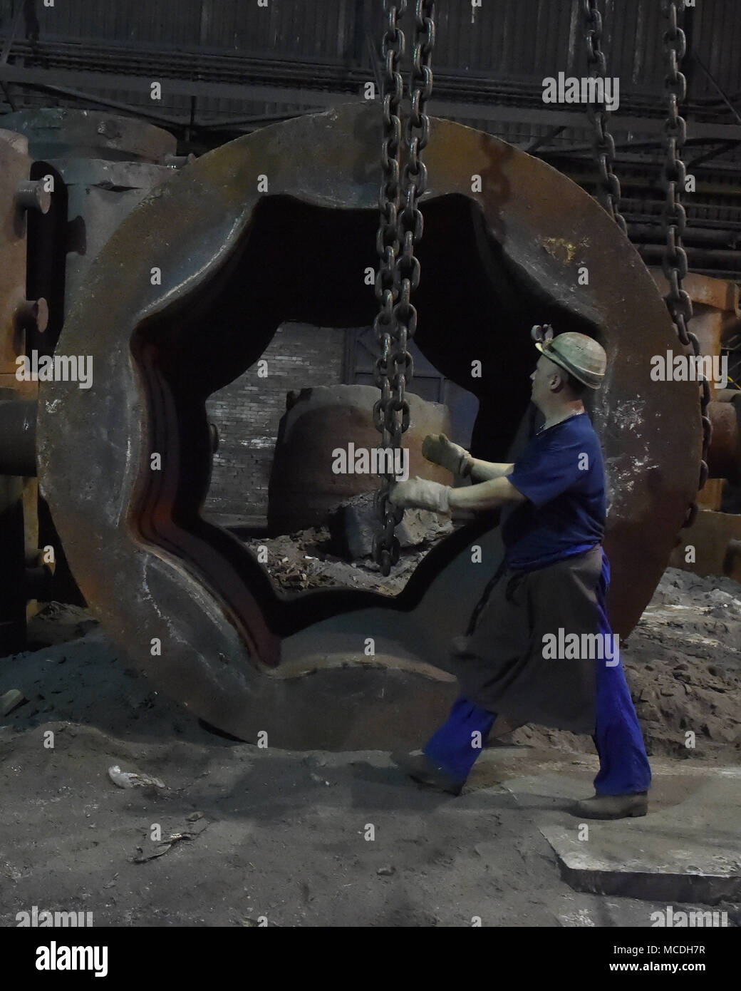 Ostrava, République tchèque. Apr 16, 2018. Vitkovice Machinerie lourde (VHM), une unité de Vitkovice Machinery Group d'entrepreneur Jan Svetlik, est reprise complète de la production de son usine d'acier qui a été limitée en raison d'un manque de capital d'exploitation depuis la mi-janvier. Sur la photo a vu une partie de l'usine de production, à Ostrava, en République tchèque, le 16 avril 2018. Photo : CTK Jaroslav Ozana/Photo/Alamy Live News Banque D'Images